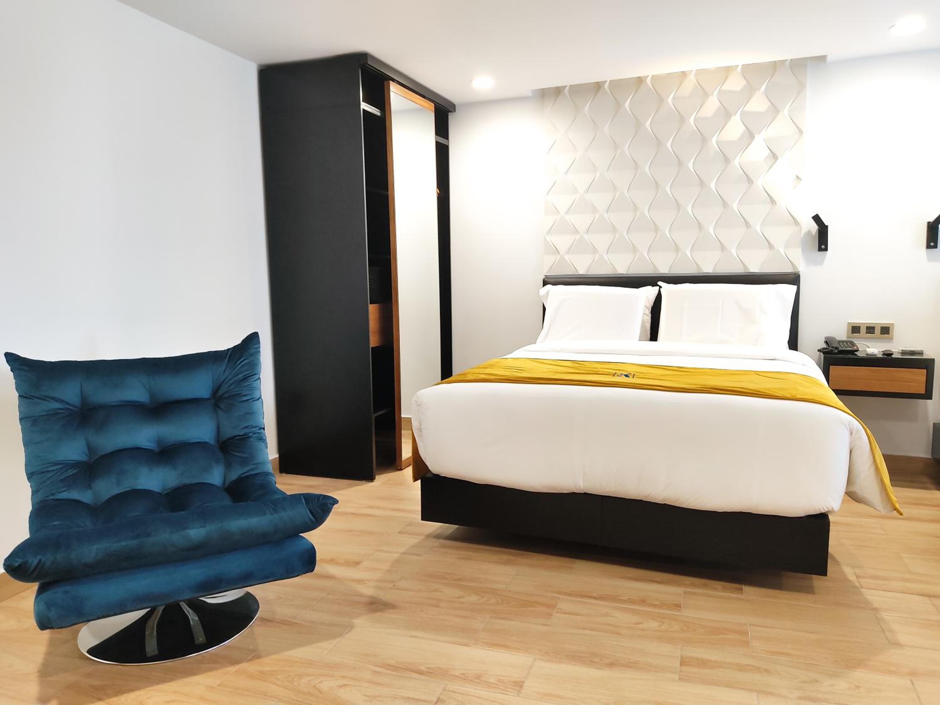 Deluxe Queen Suite - Photo 28
