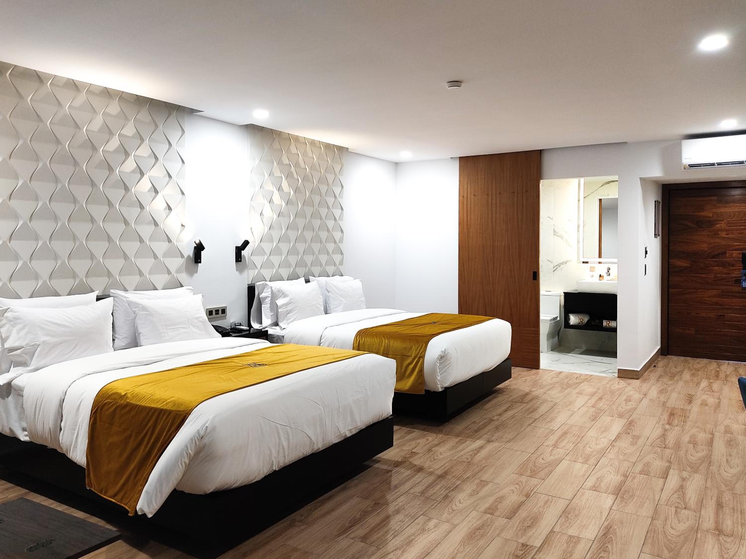 Deluxe Queen Suite - Photo 26
