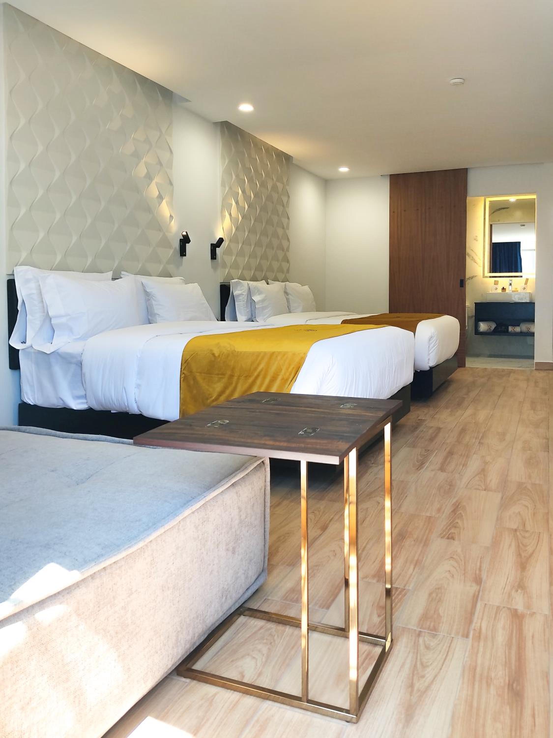 Deluxe Queen Suite - Photo 7