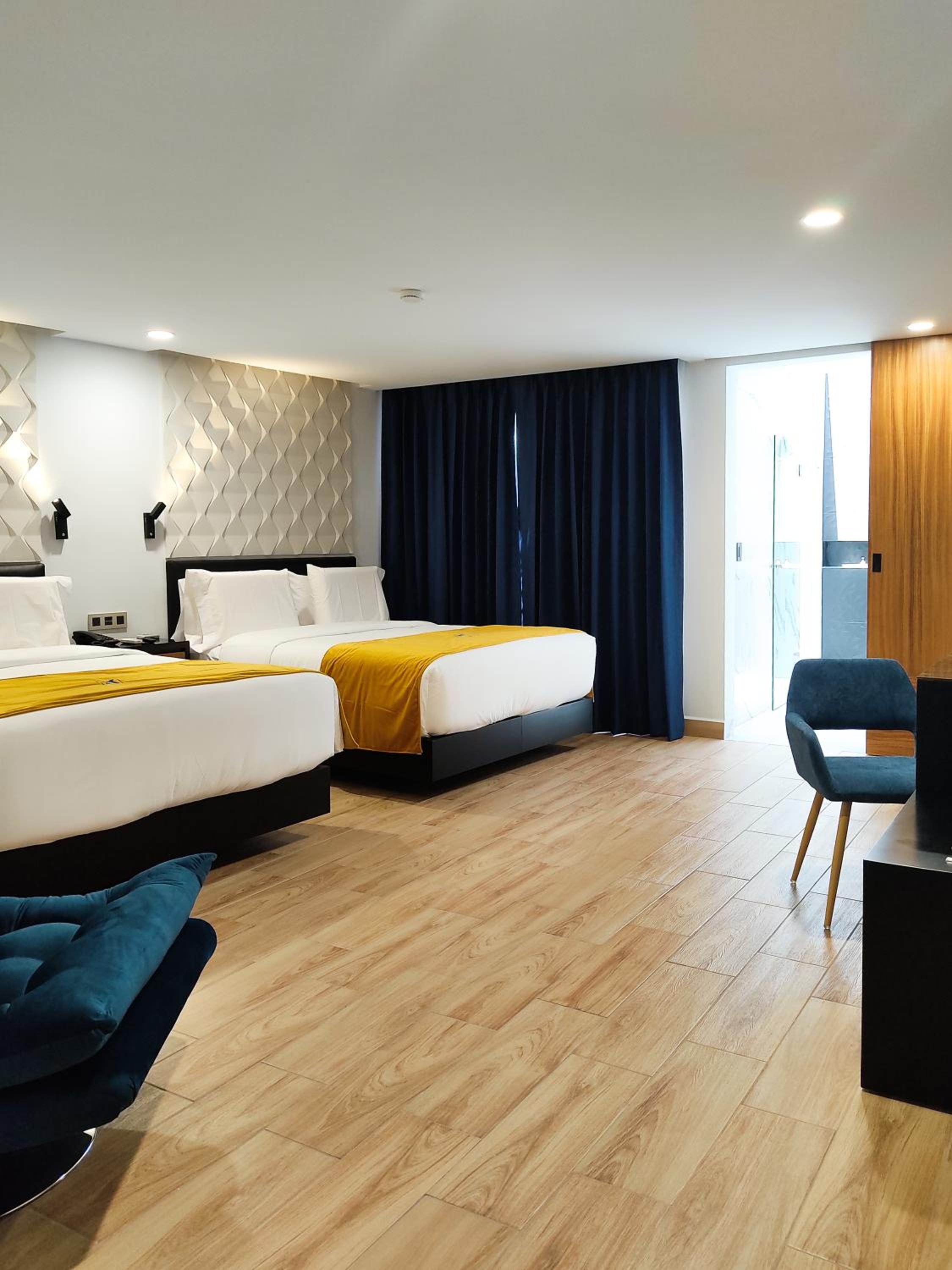 Deluxe Queen Suite - Photo 8