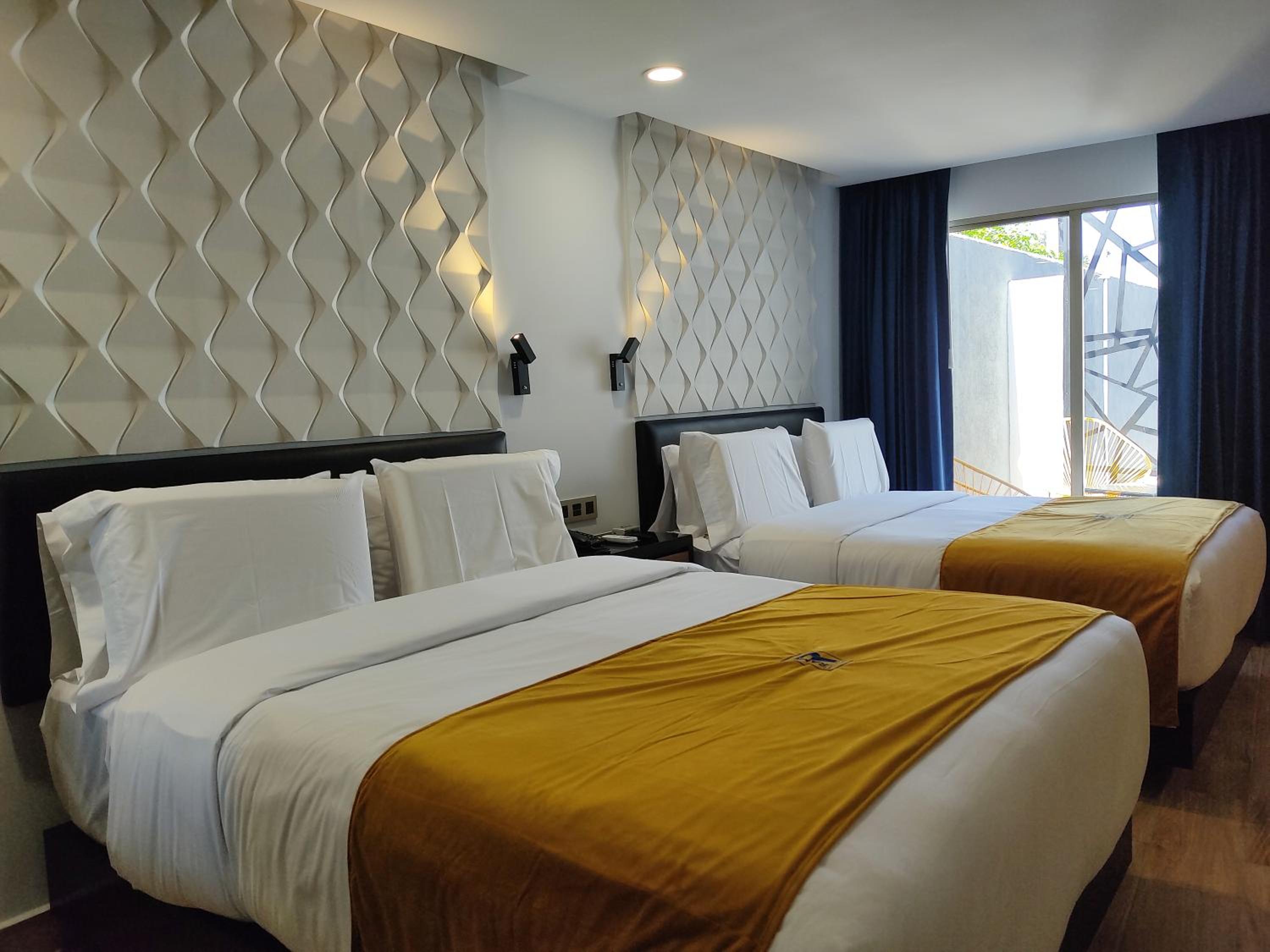 Deluxe Queen Suite - Photo 10