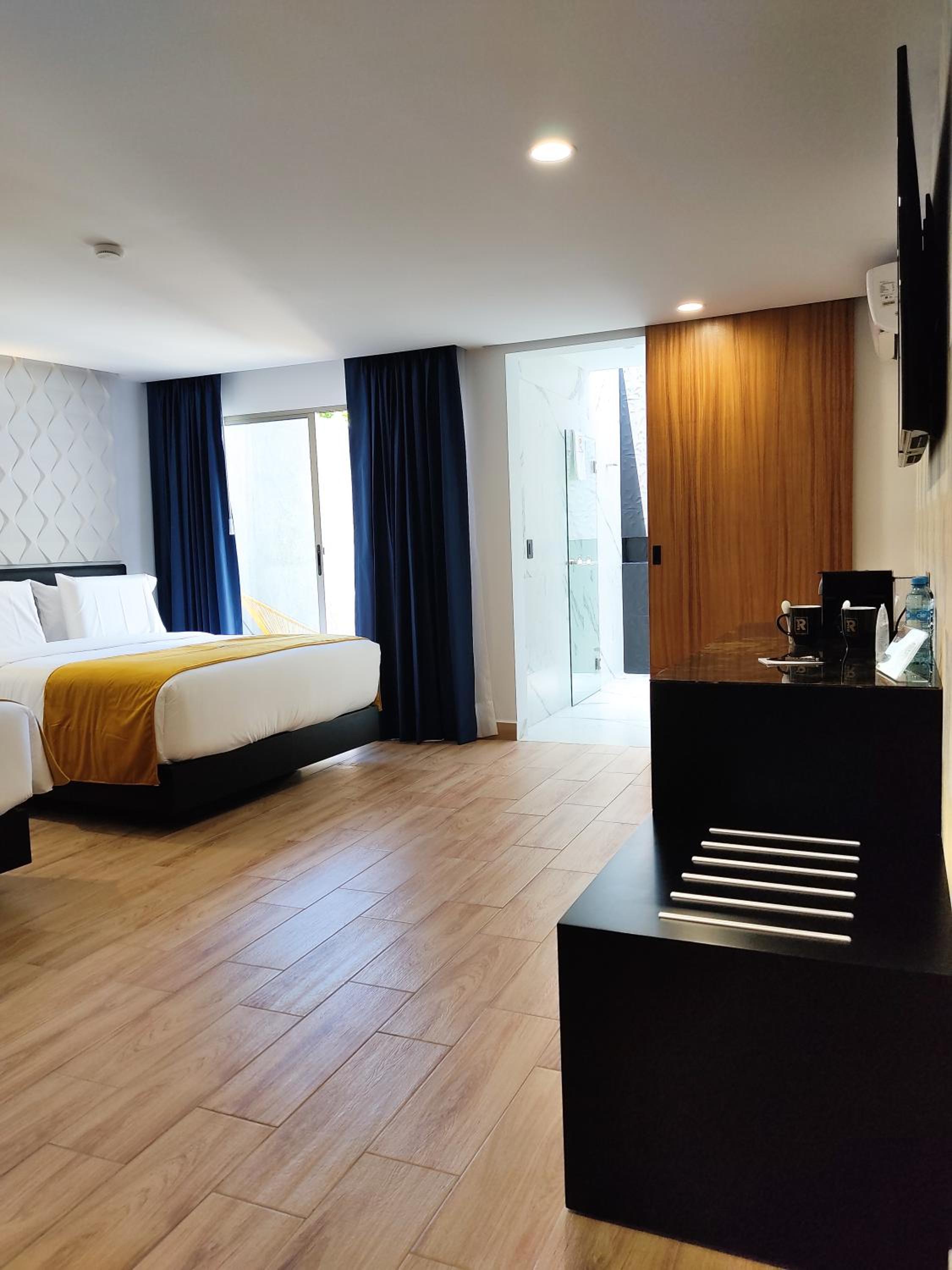 Deluxe Queen Suite - Photo 11