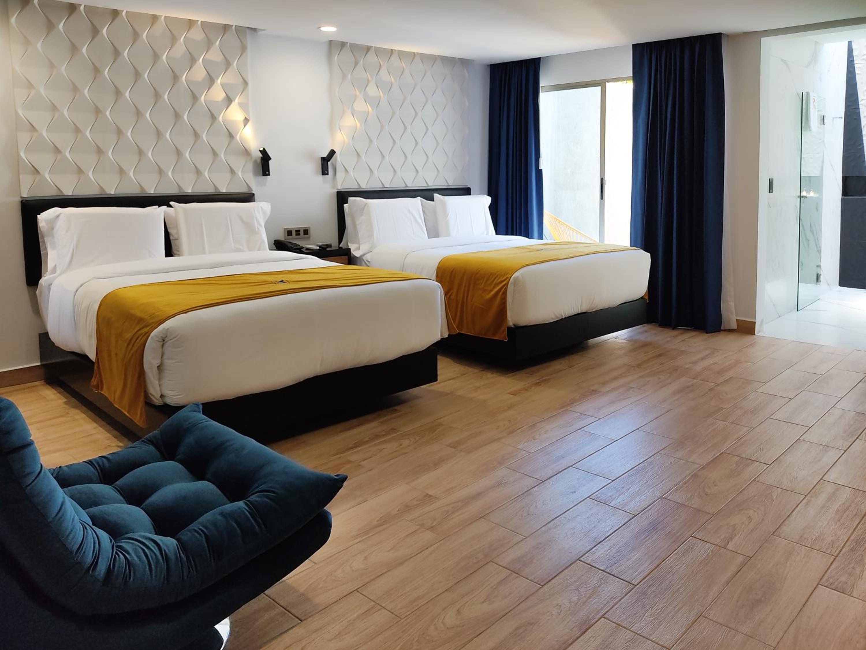 Deluxe Queen Suite - Photo 12