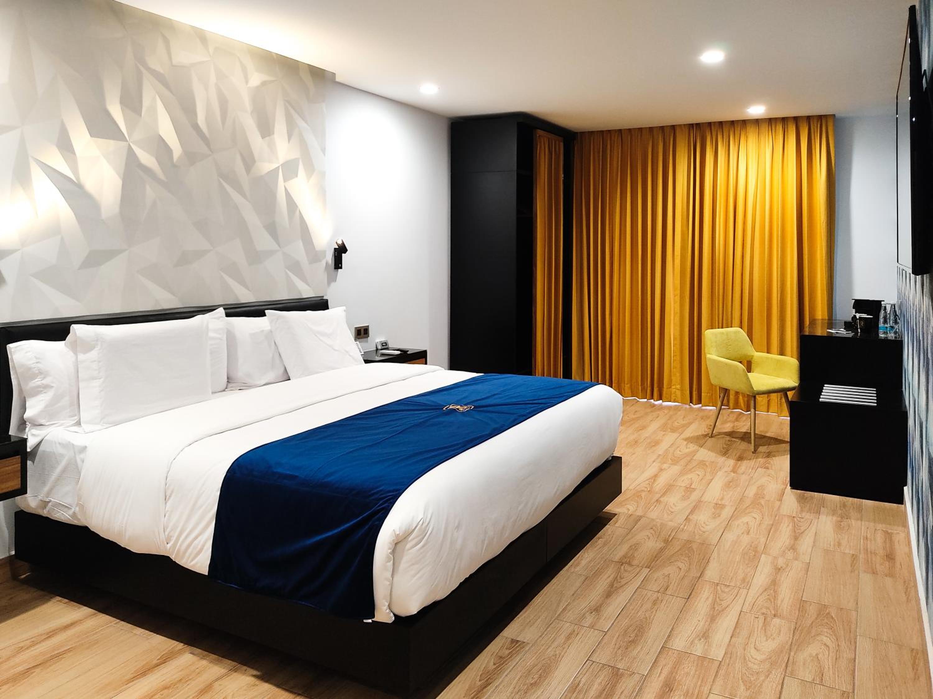 Deluxe Queen Suite