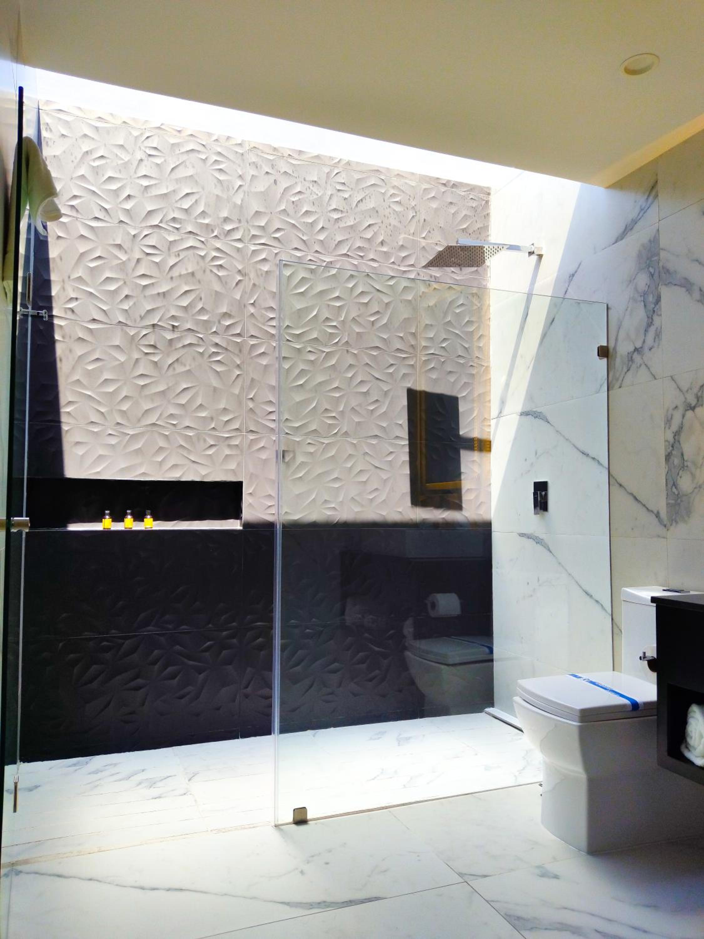 Deluxe Queen Suite - Photo 16