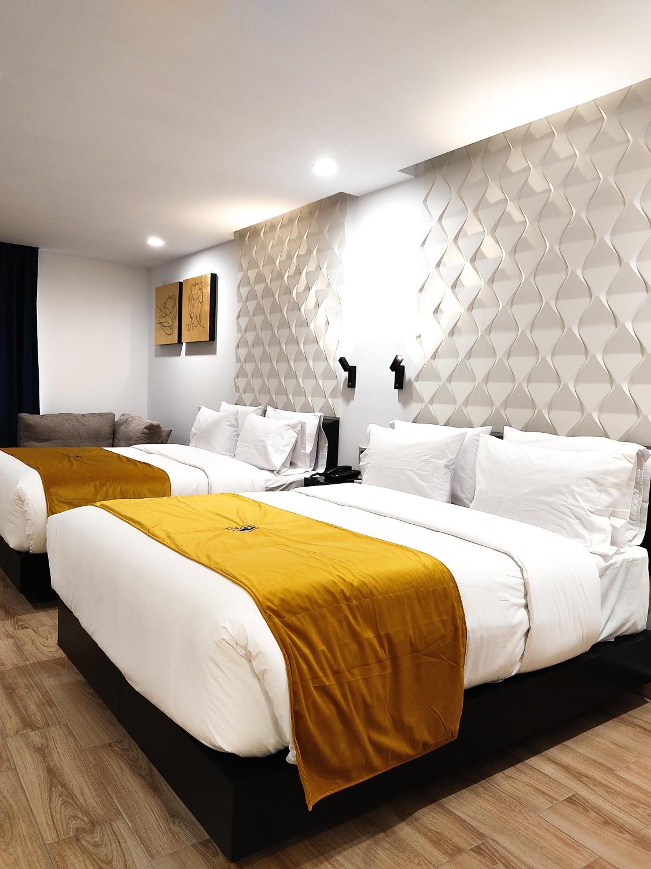 Deluxe Queen Suite - Photo 23