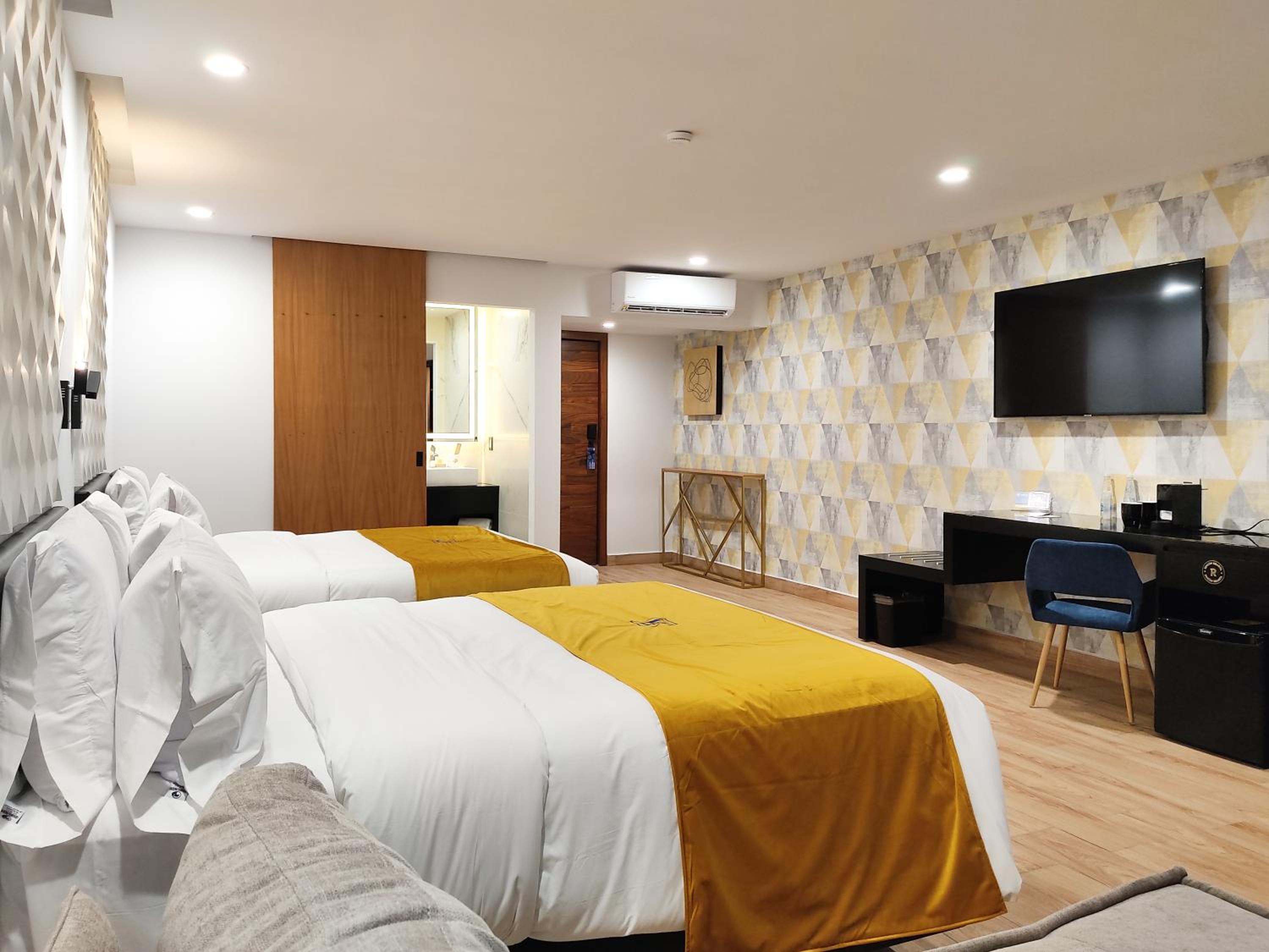 Deluxe Queen Suite - Photo 21