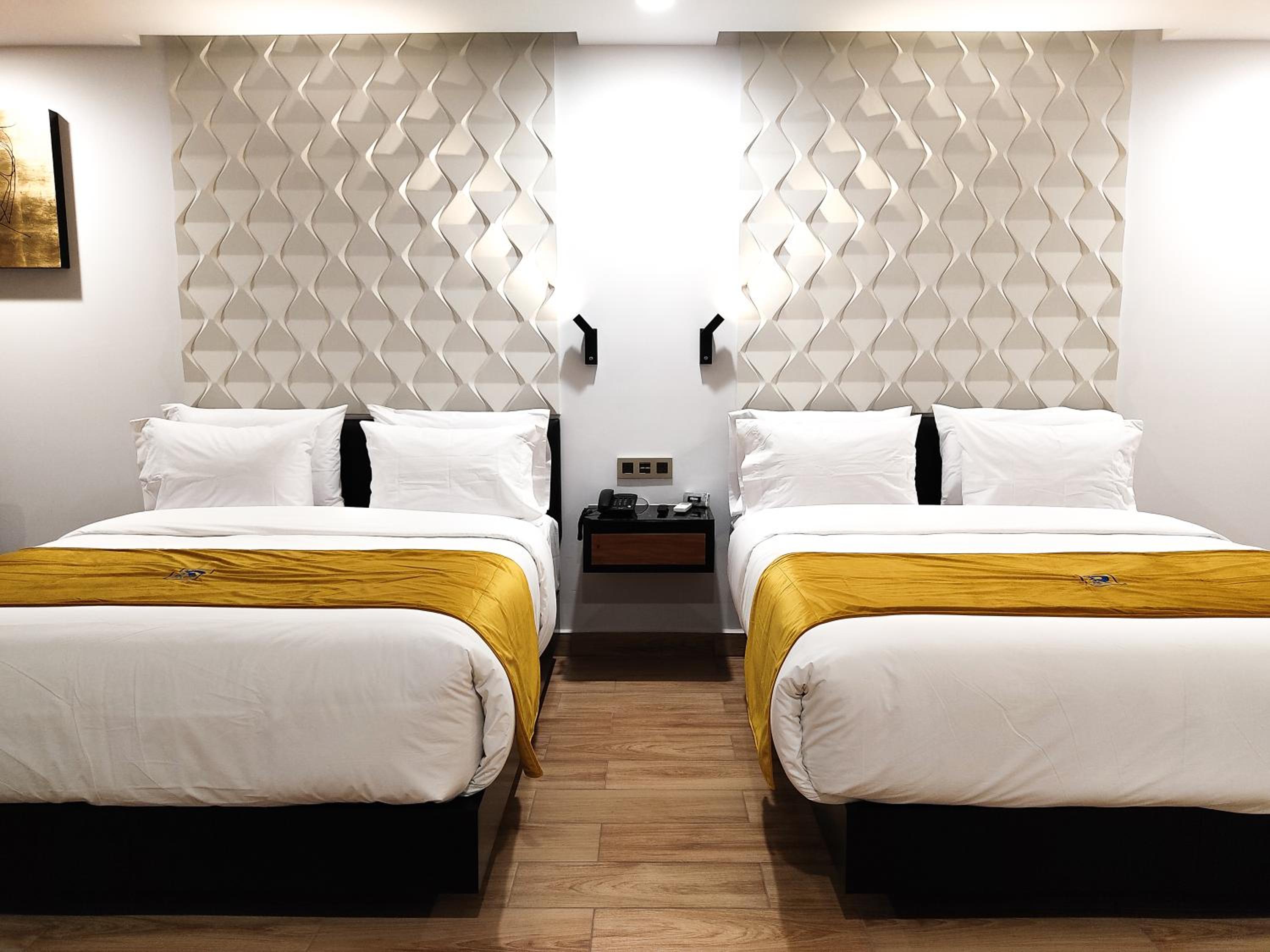 Deluxe Queen Suite - Photo 19