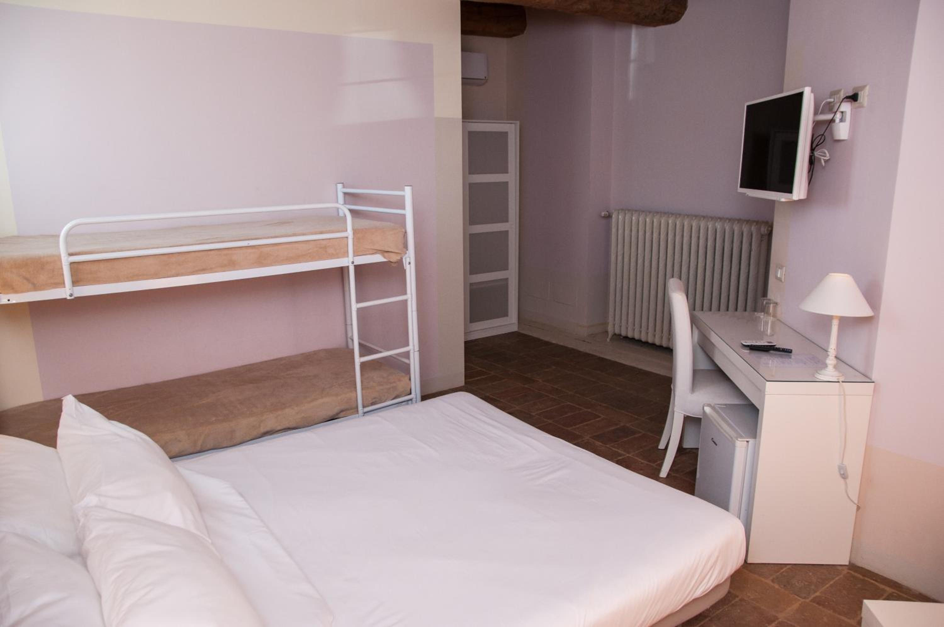 Classic Quadruple Room photo 2