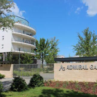 Two-Bedroom Apartment with Lake View - Photo 2