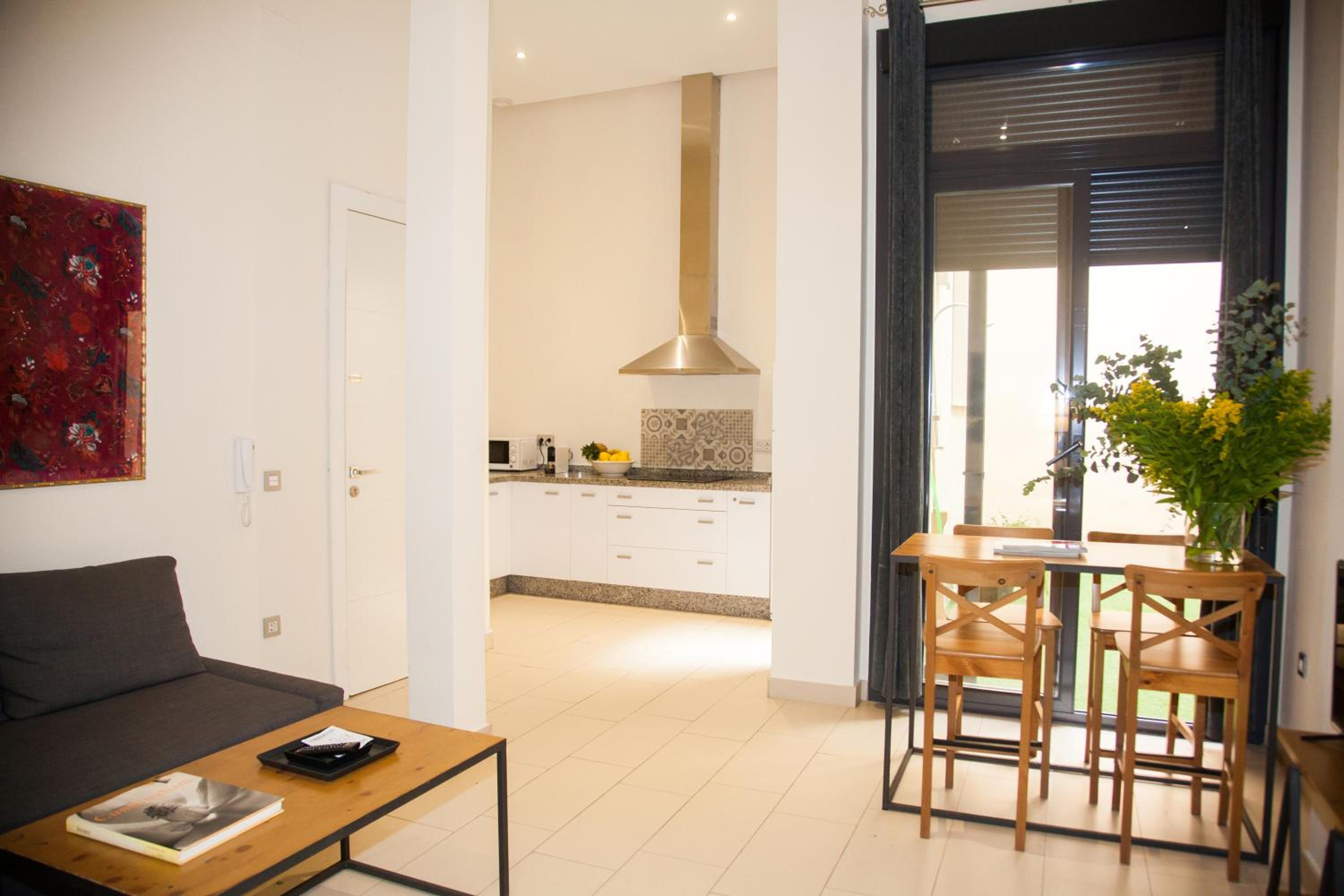 Apartamento de una habitación con patio privado.