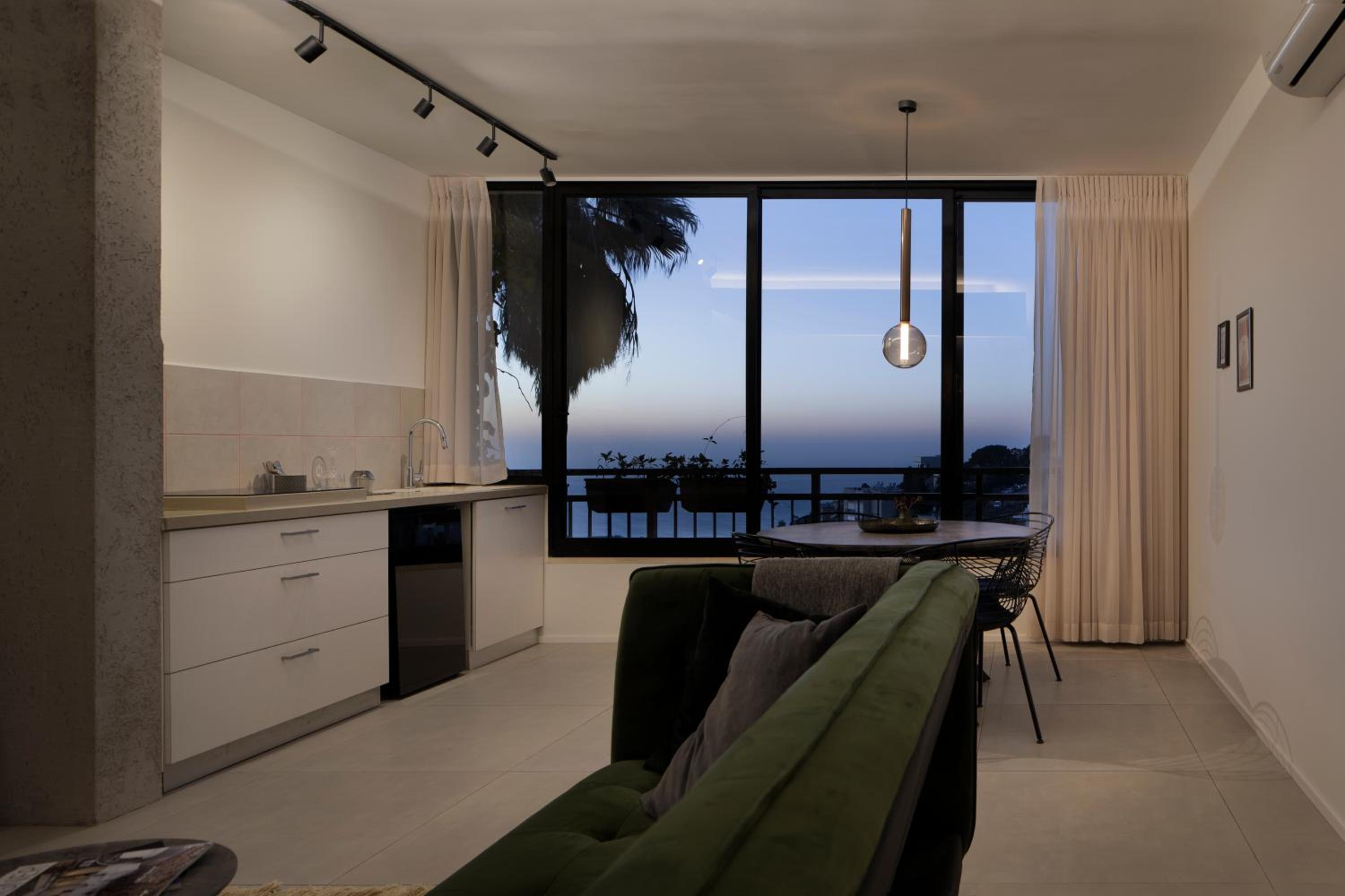 Deluxe Suite with Sea View - Photo 14