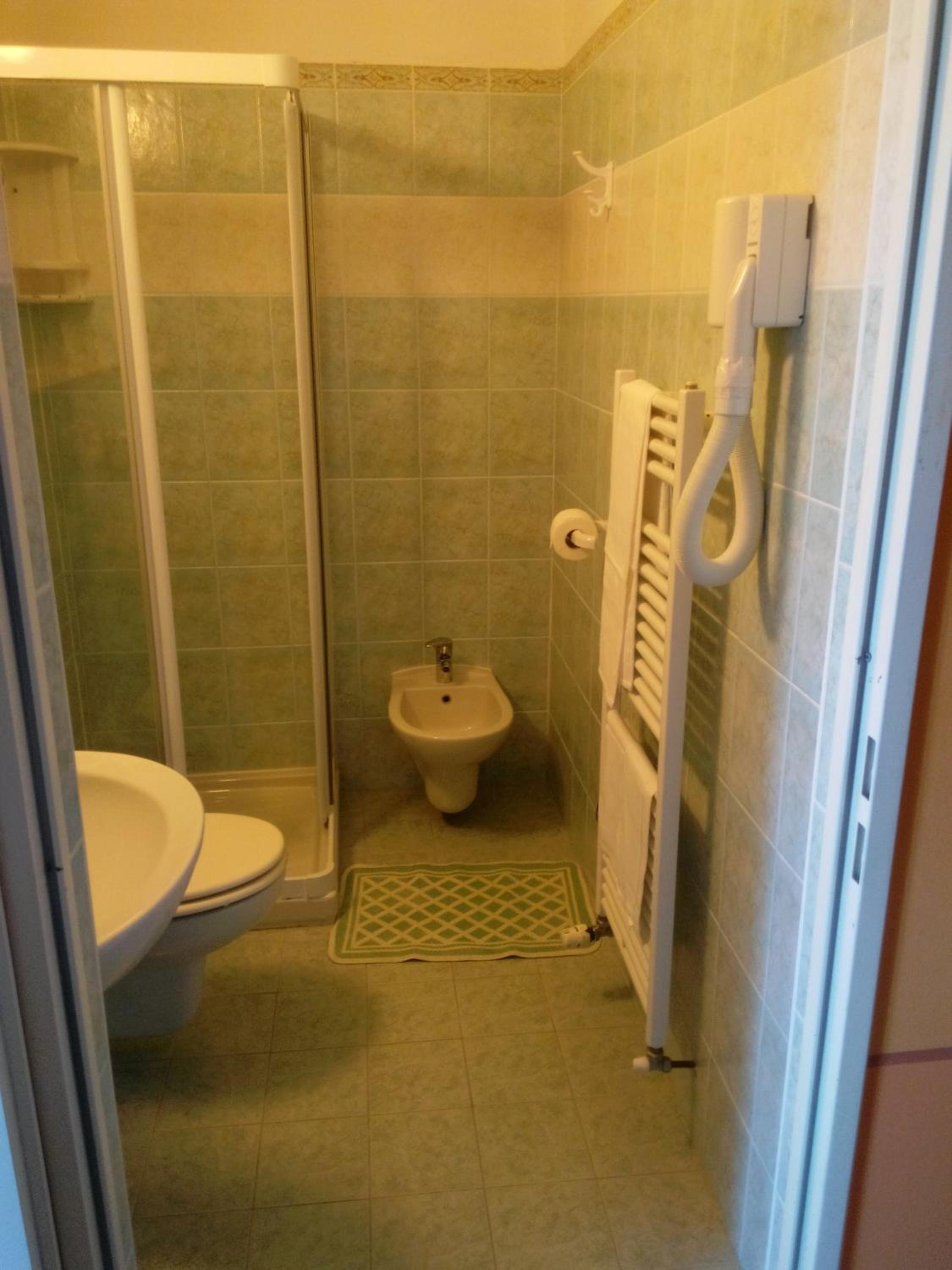 Double or Twin Room with Balcony - Photo 10
