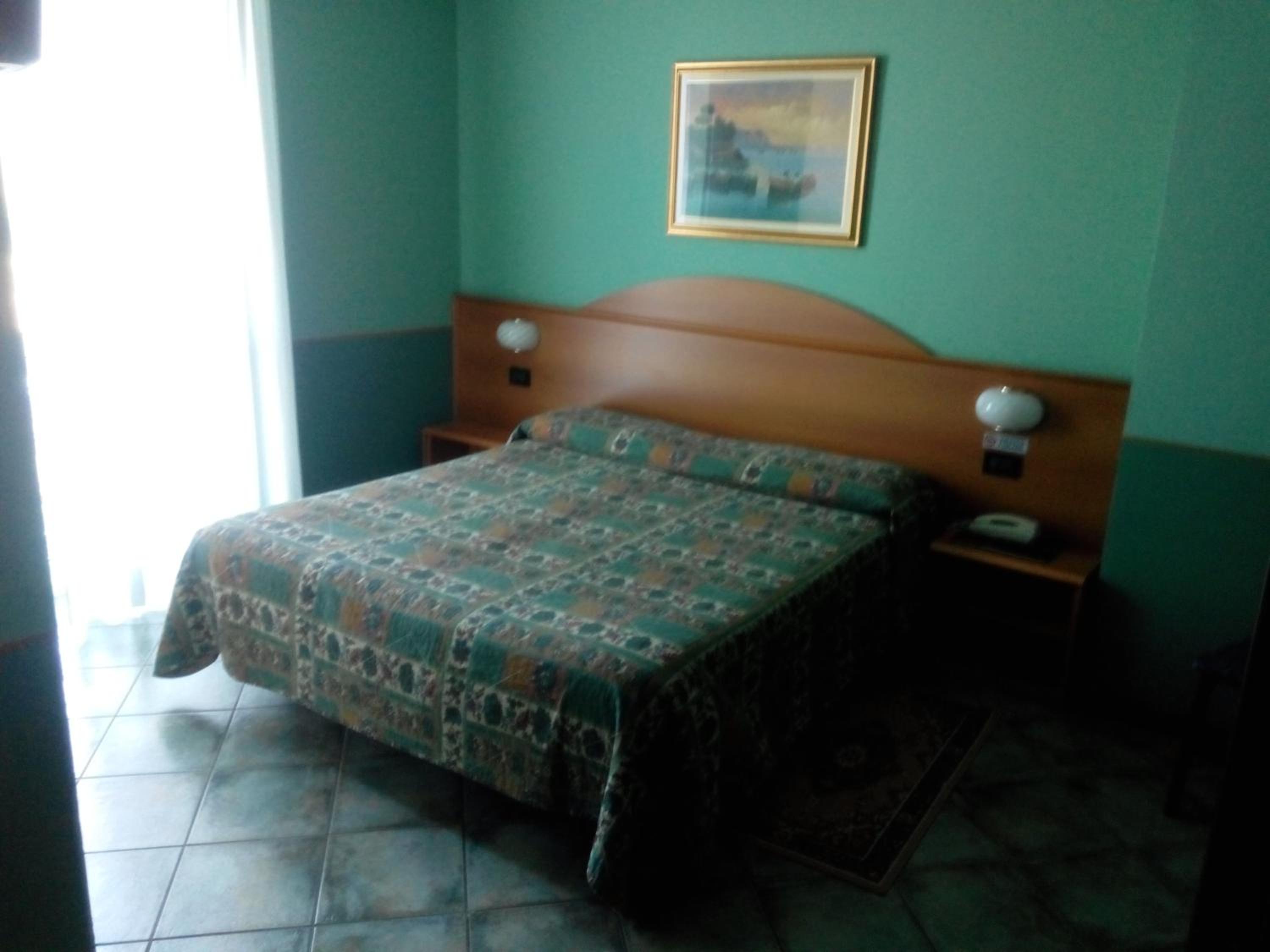 Double or Twin Room with Balcony - Photo 8
