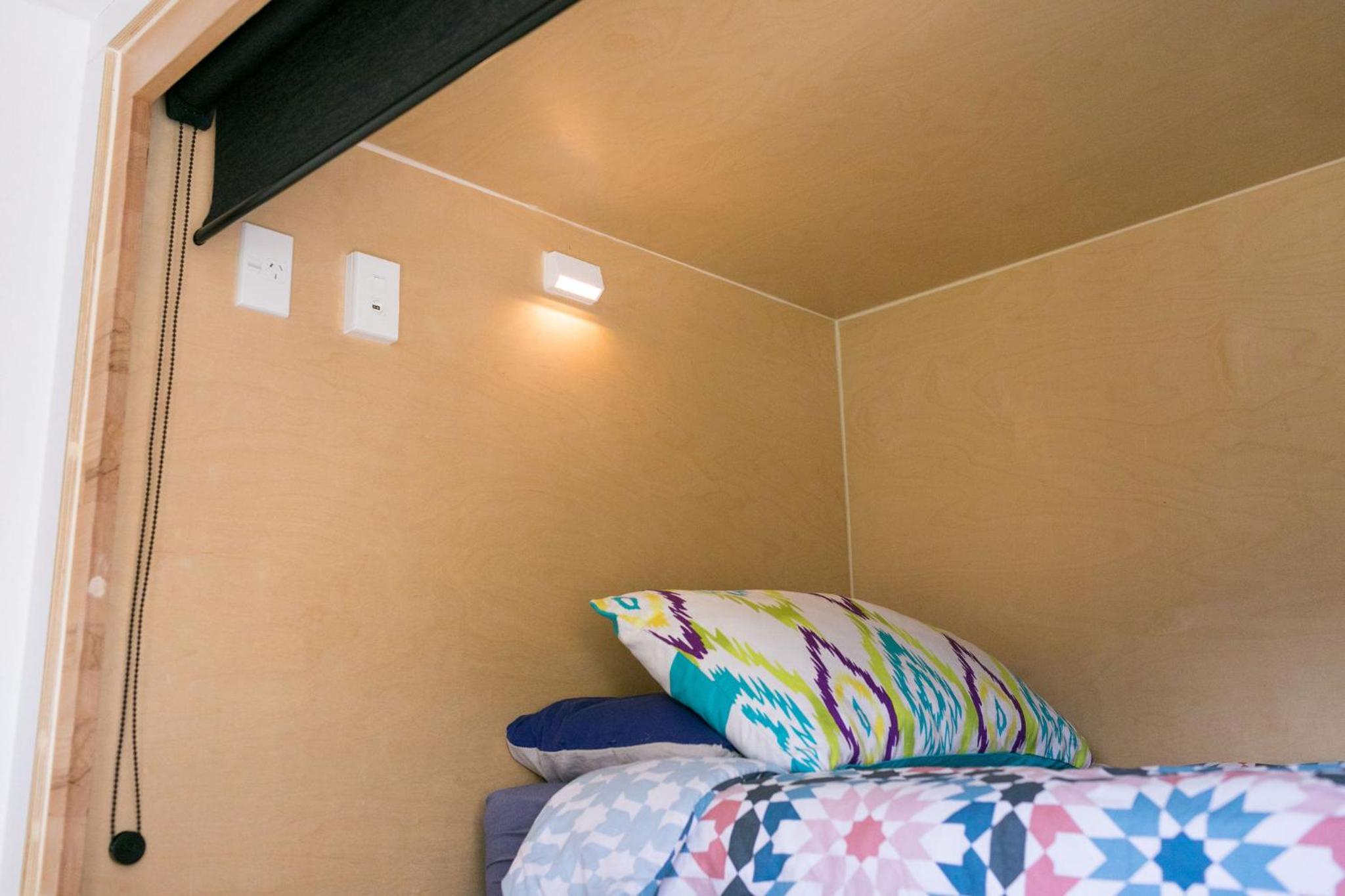 Single Pod in 4-Bed Mixed Dormitory Room photo 3