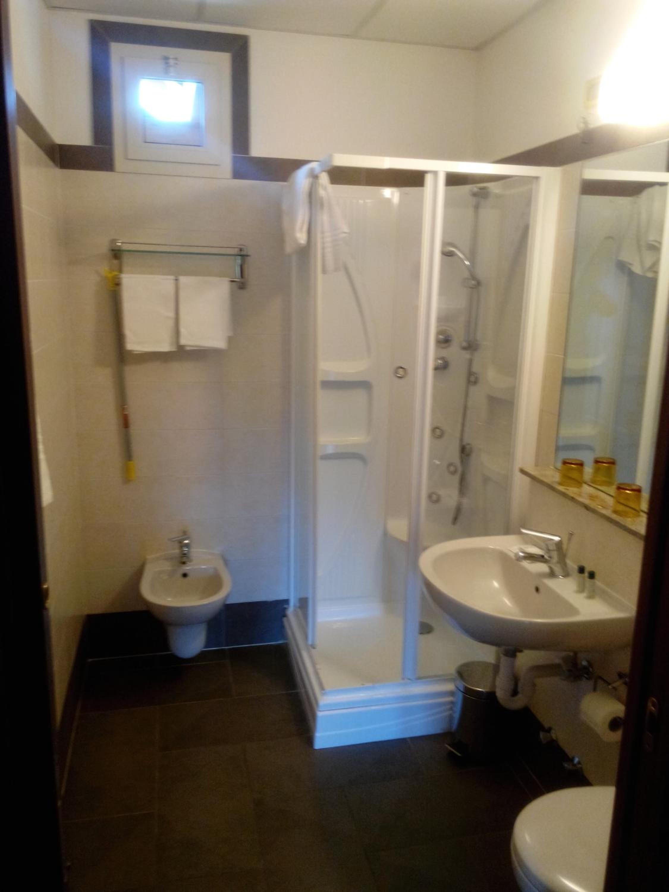 Superior Double or Twin Room with Lake View - Photo 8