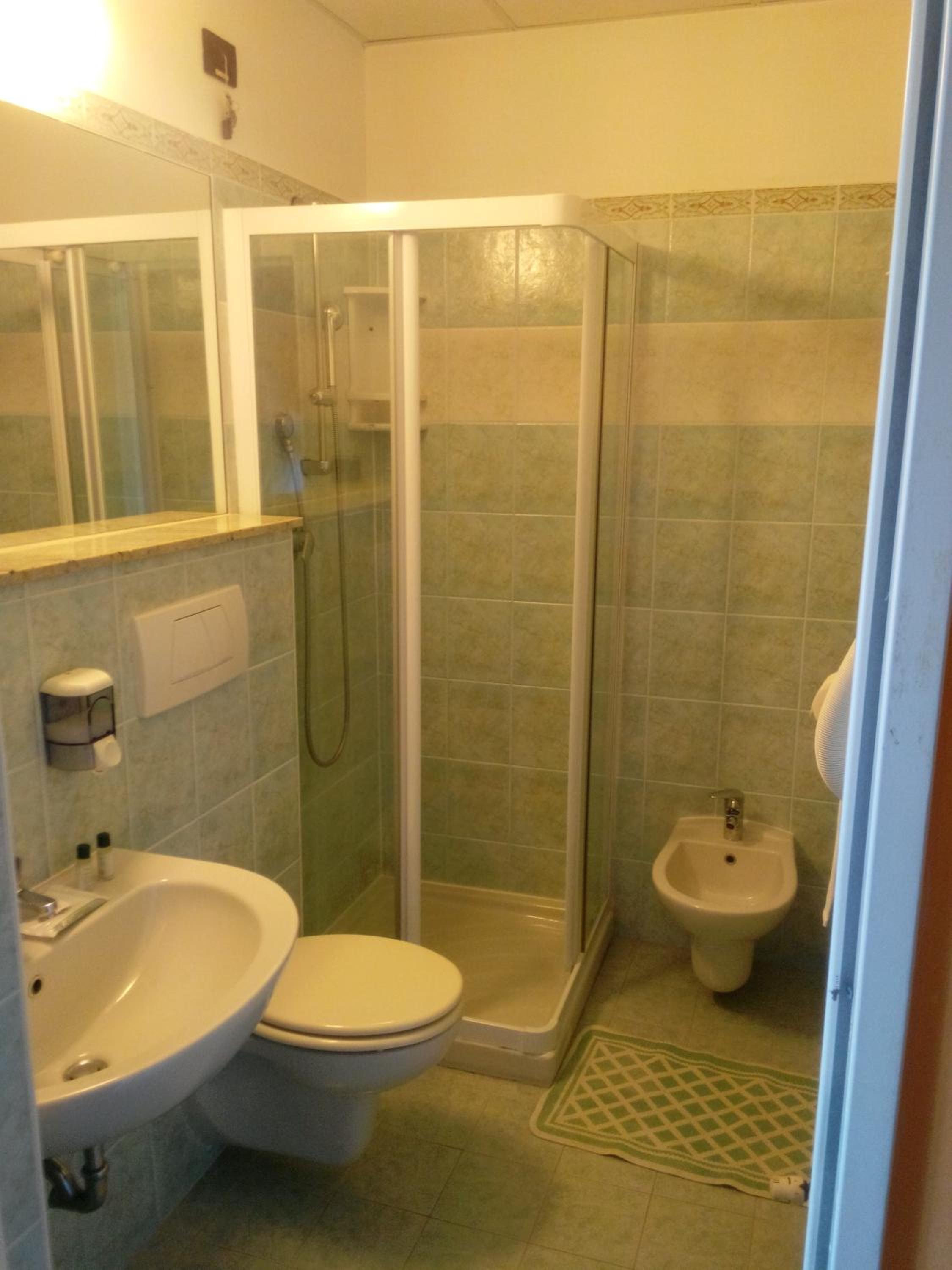 Double or Twin Room with Balcony - Photo 12