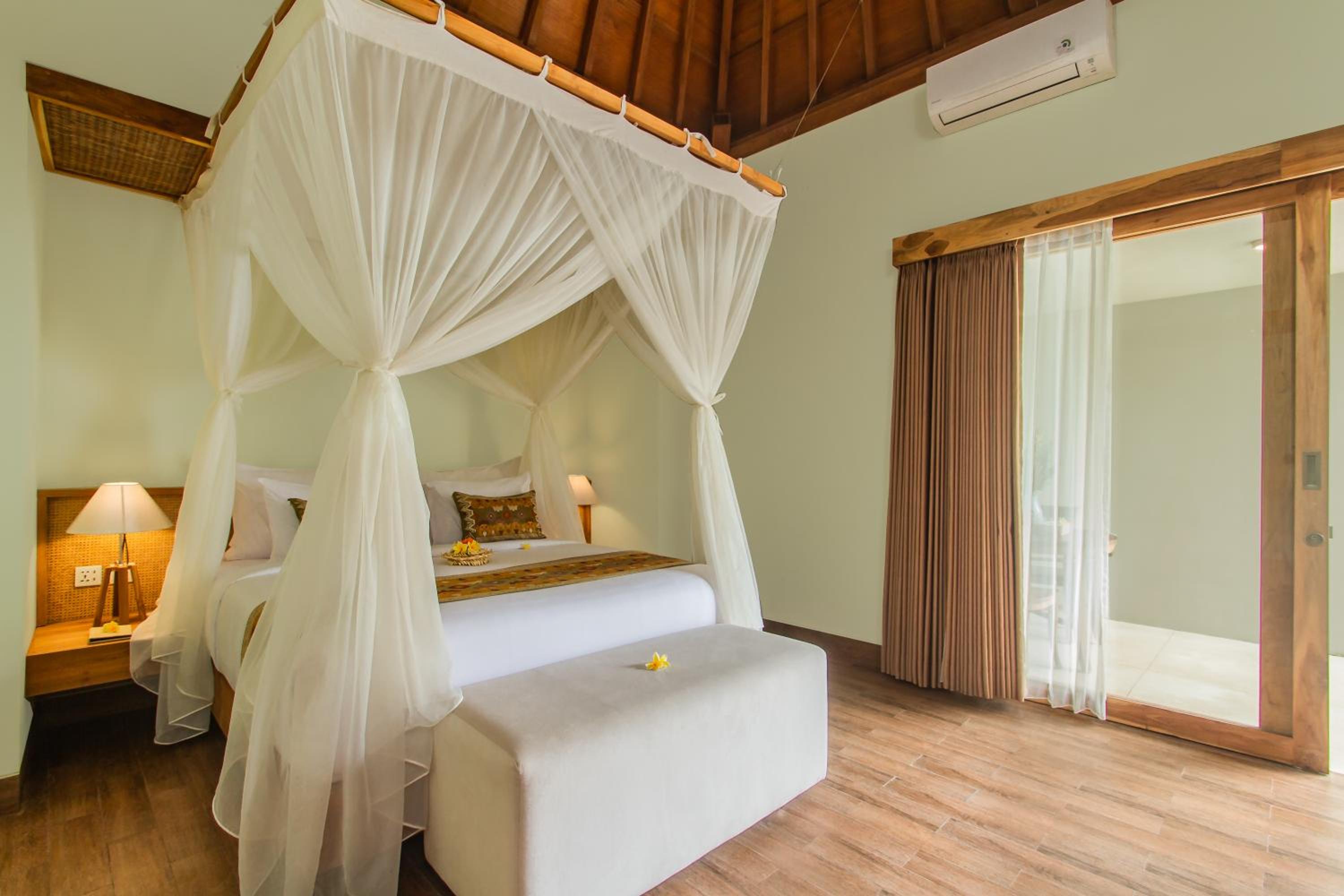 Villa with Private Pool - Photo 10