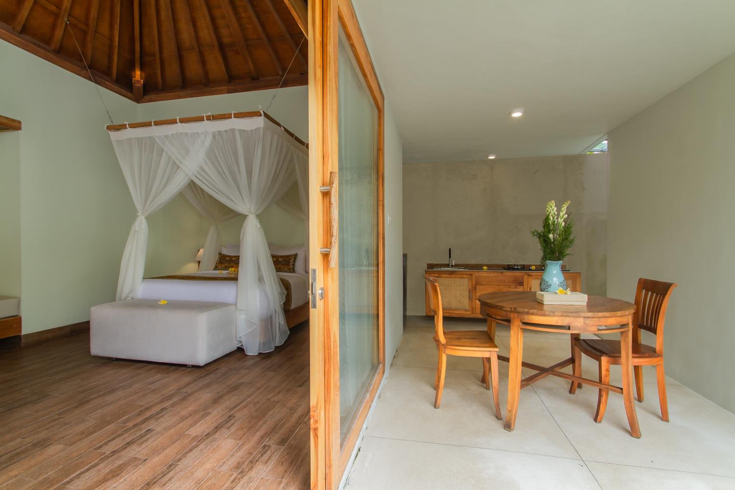 Villa with Private Pool - Photo 2