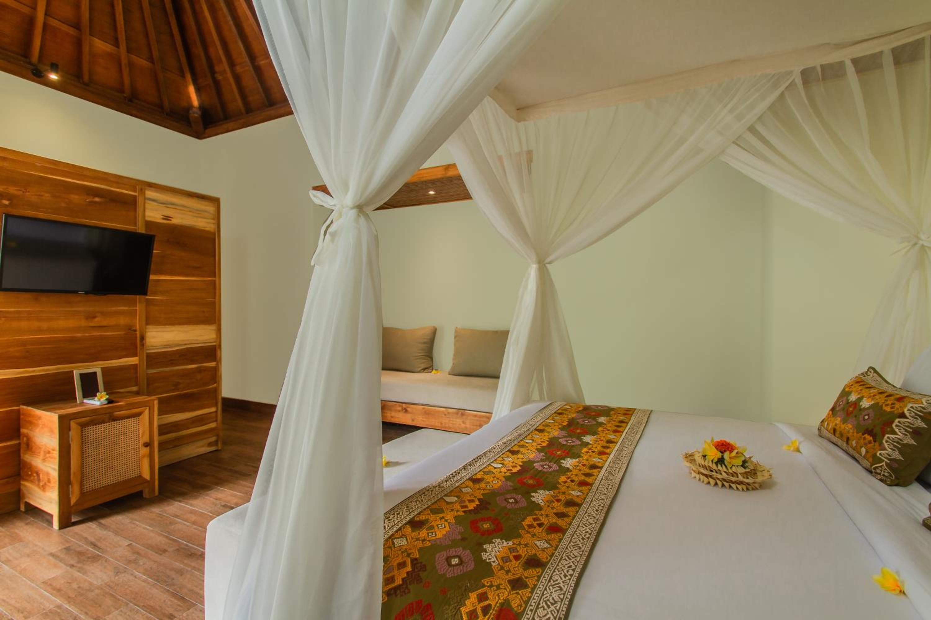 Villa with Private Pool - Photo 9