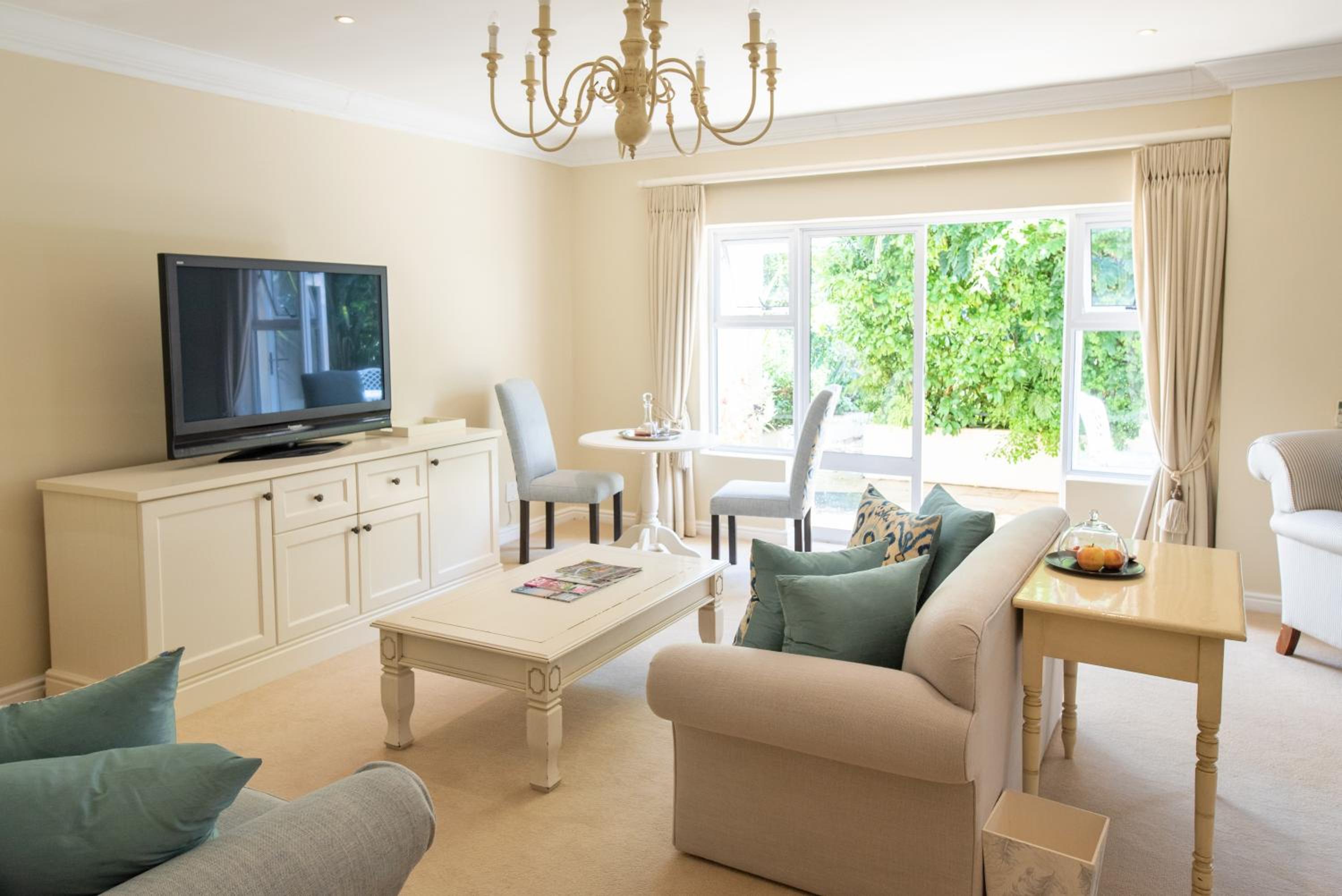 Premier Suite - Photo 10