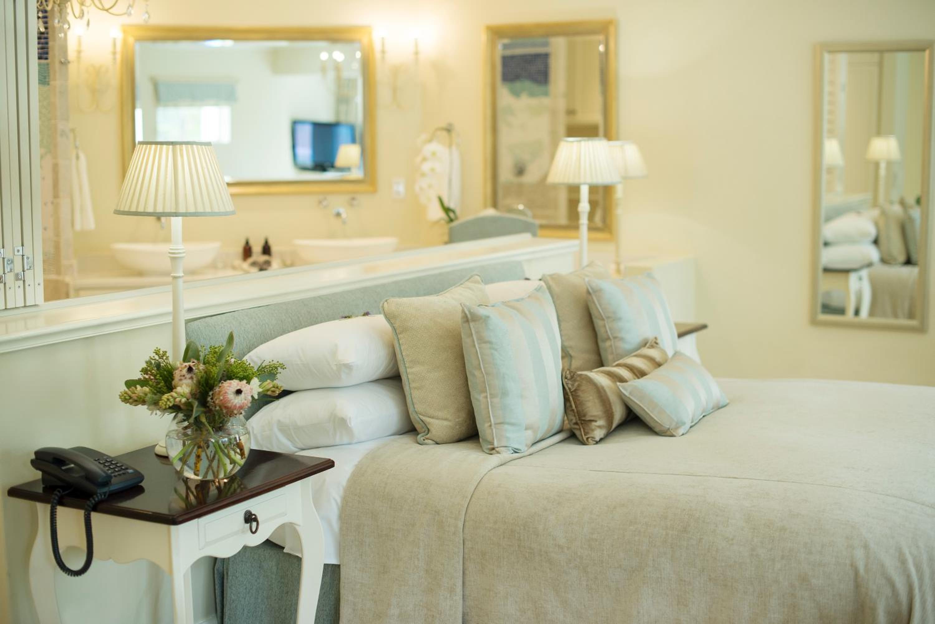 Premier Suite - Photo 13