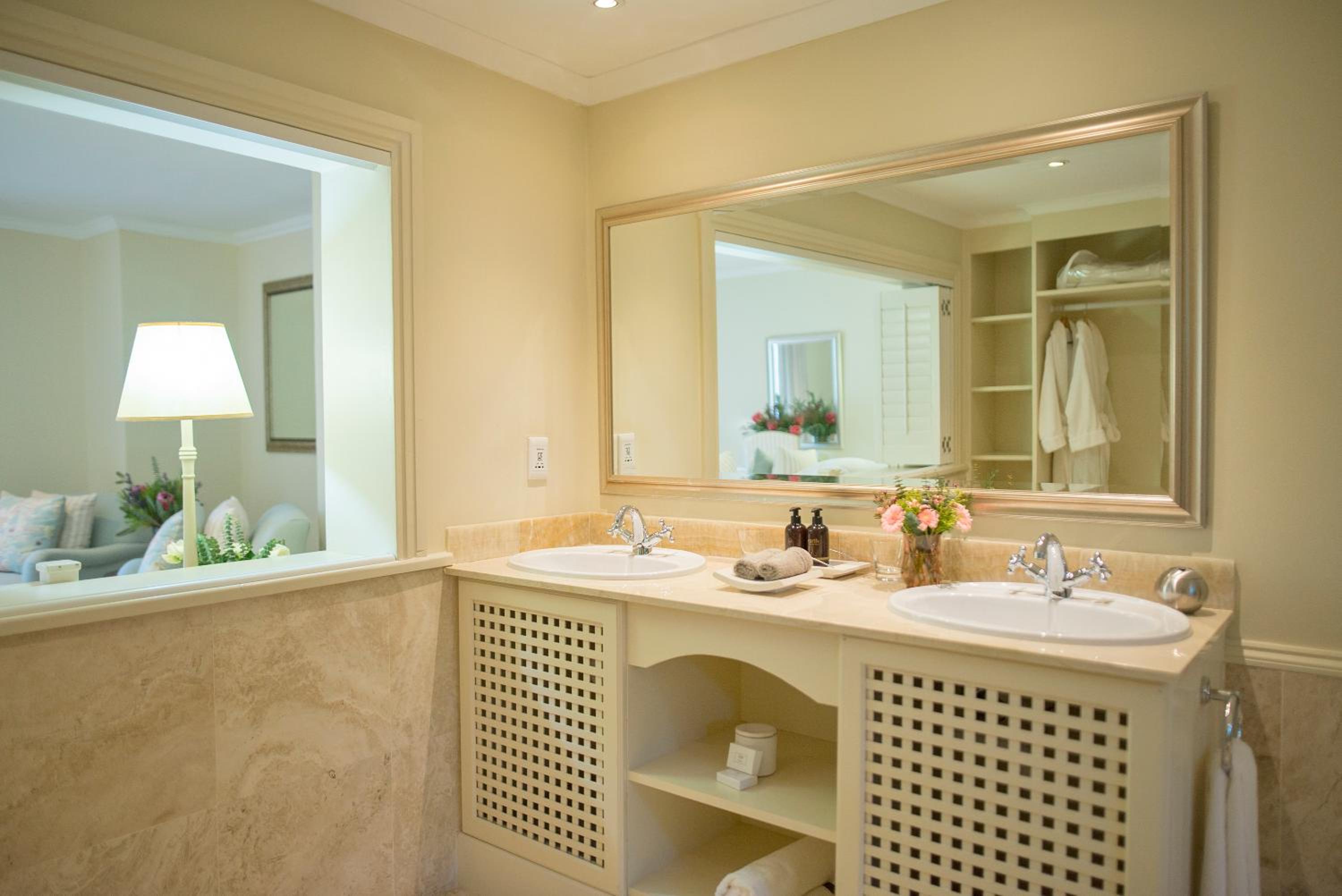 Superior King Room - Photo 5