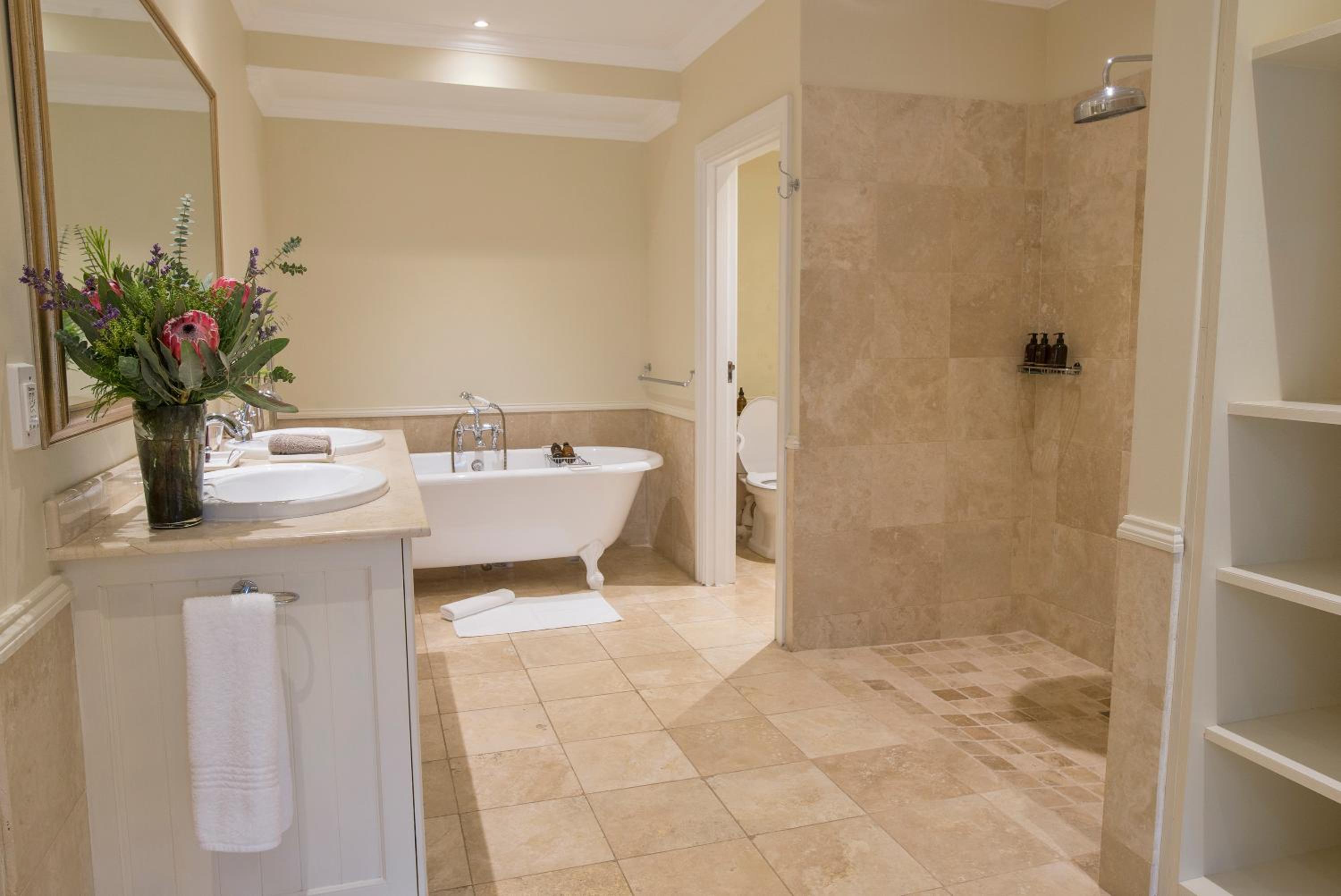 Superior King Room - Photo 9