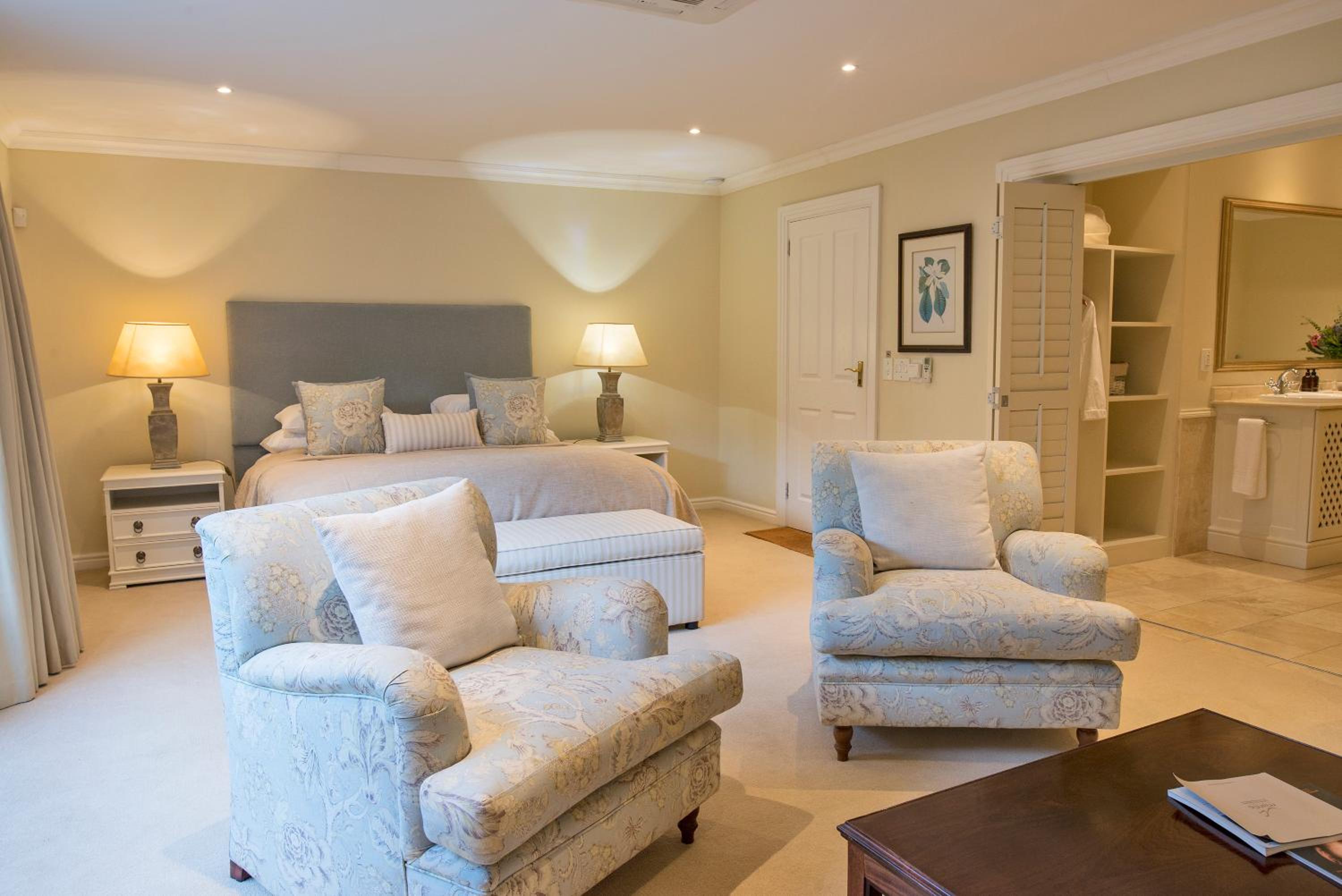 Superior King Room - Photo 8