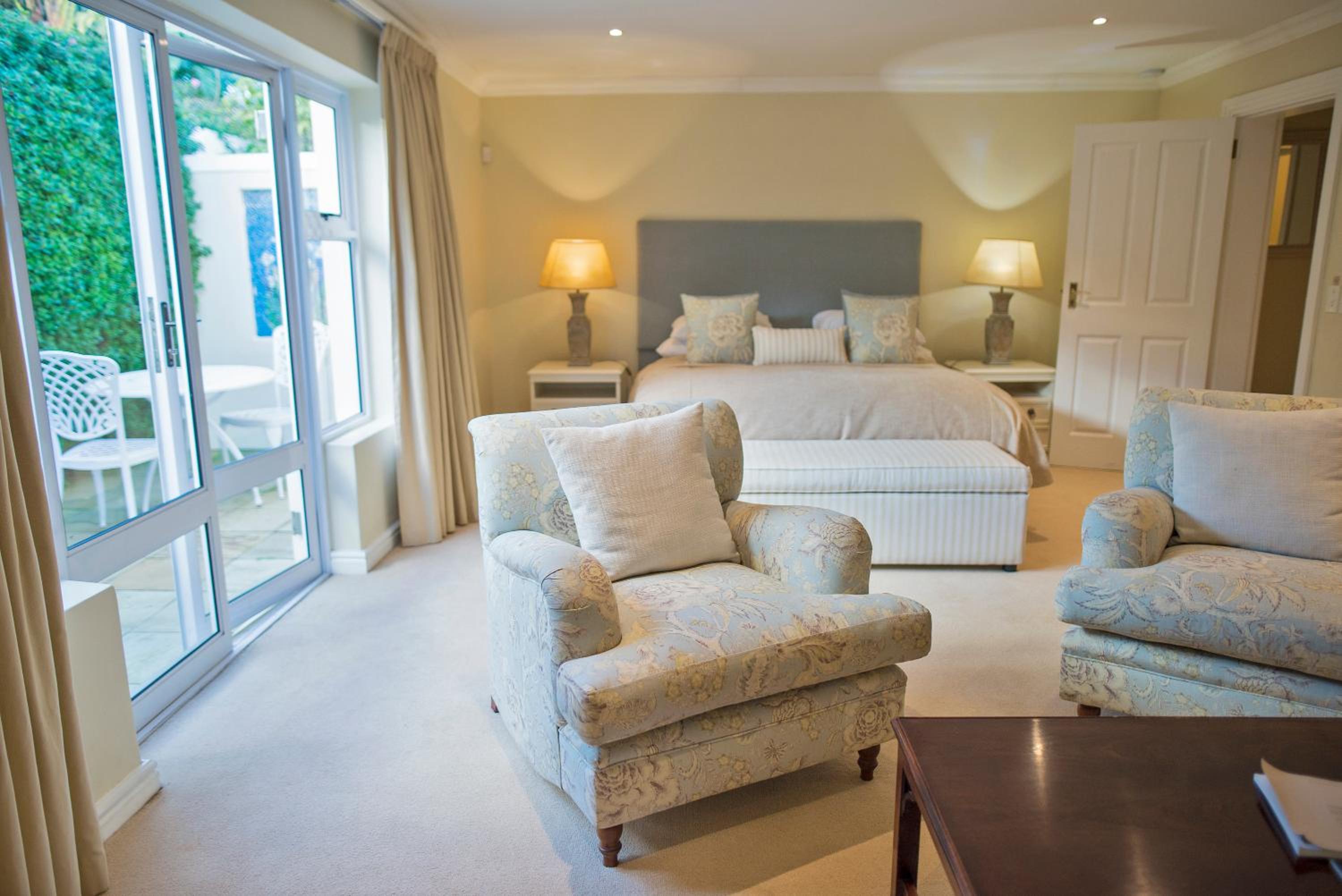 Superior King Room - Photo 11