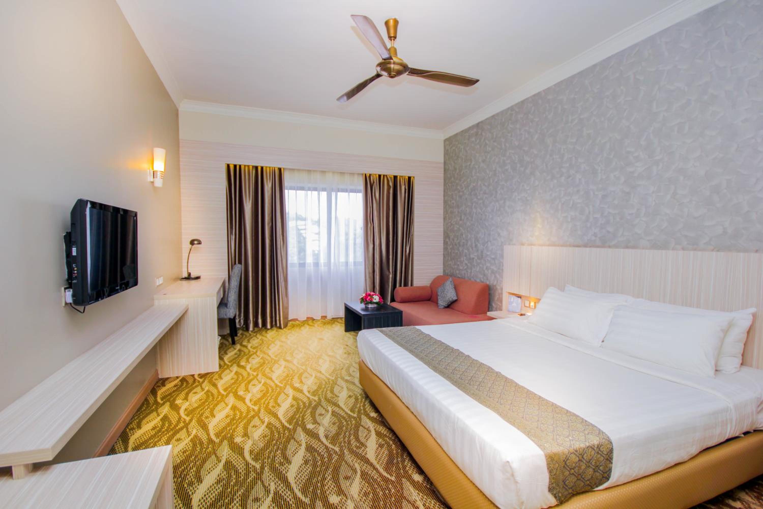 Stay And Donate - Deluxe King Room - Photo 3
