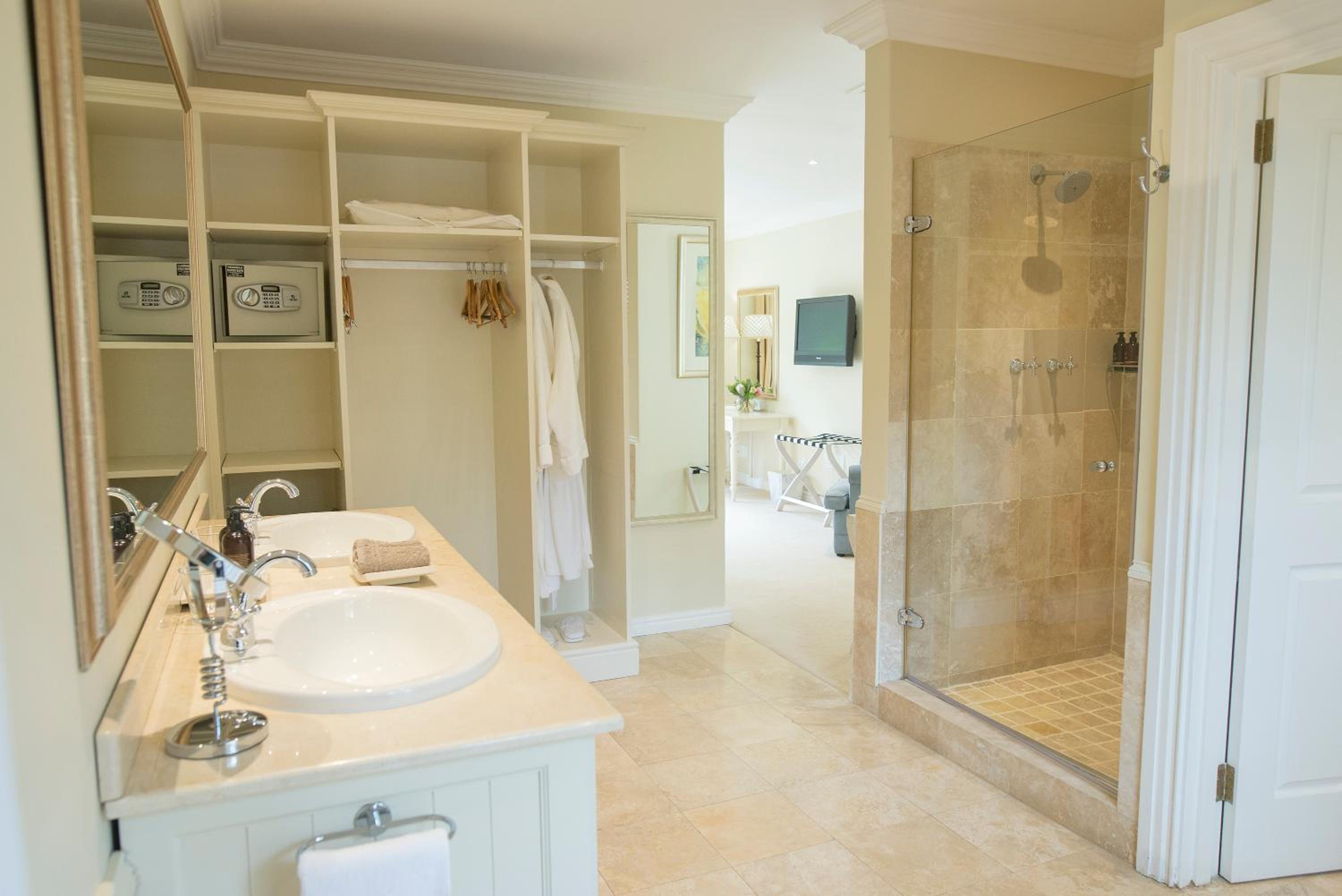 Suite With Private Pool thumbnail 6