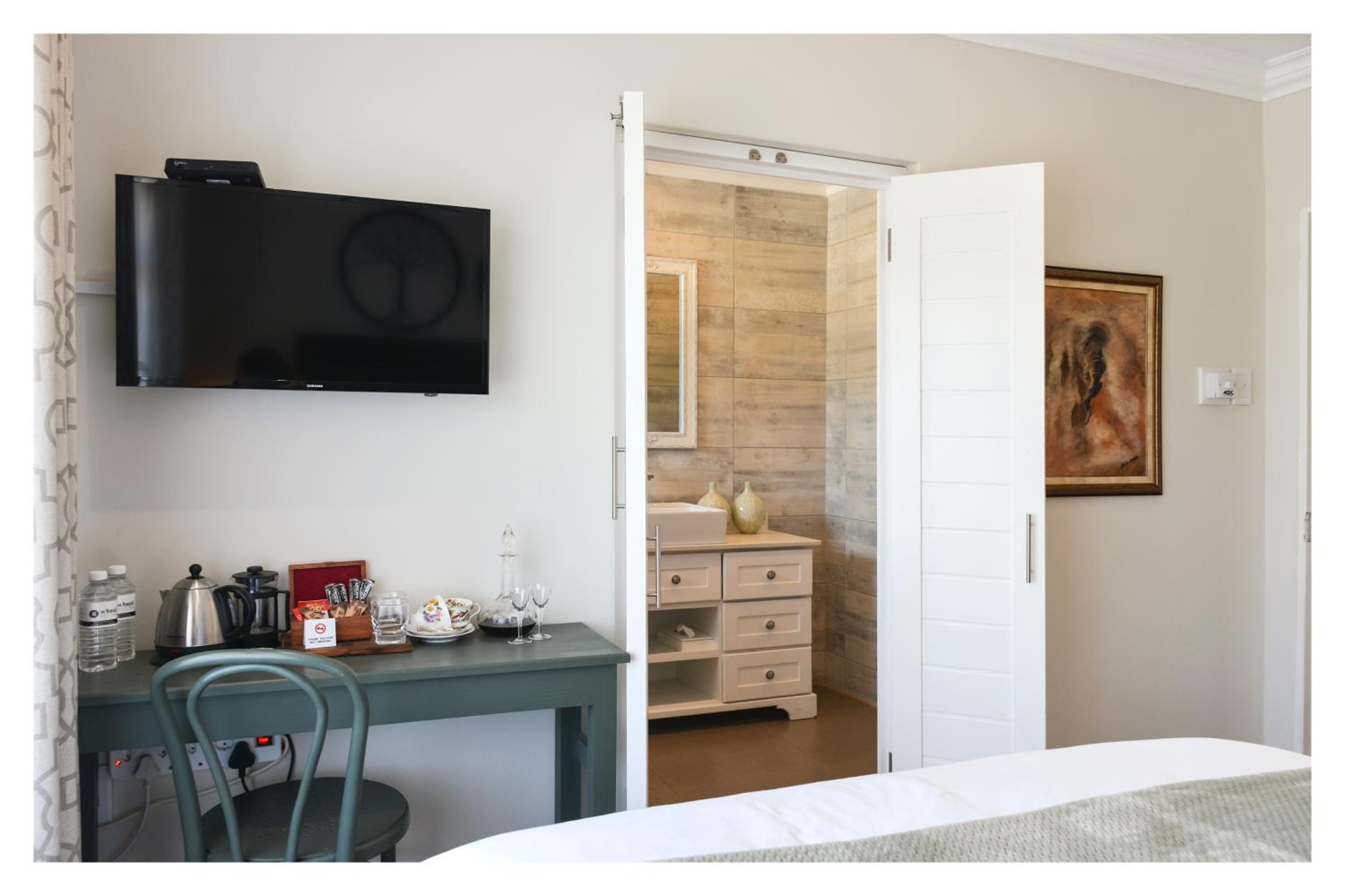 Suite - Photo 1