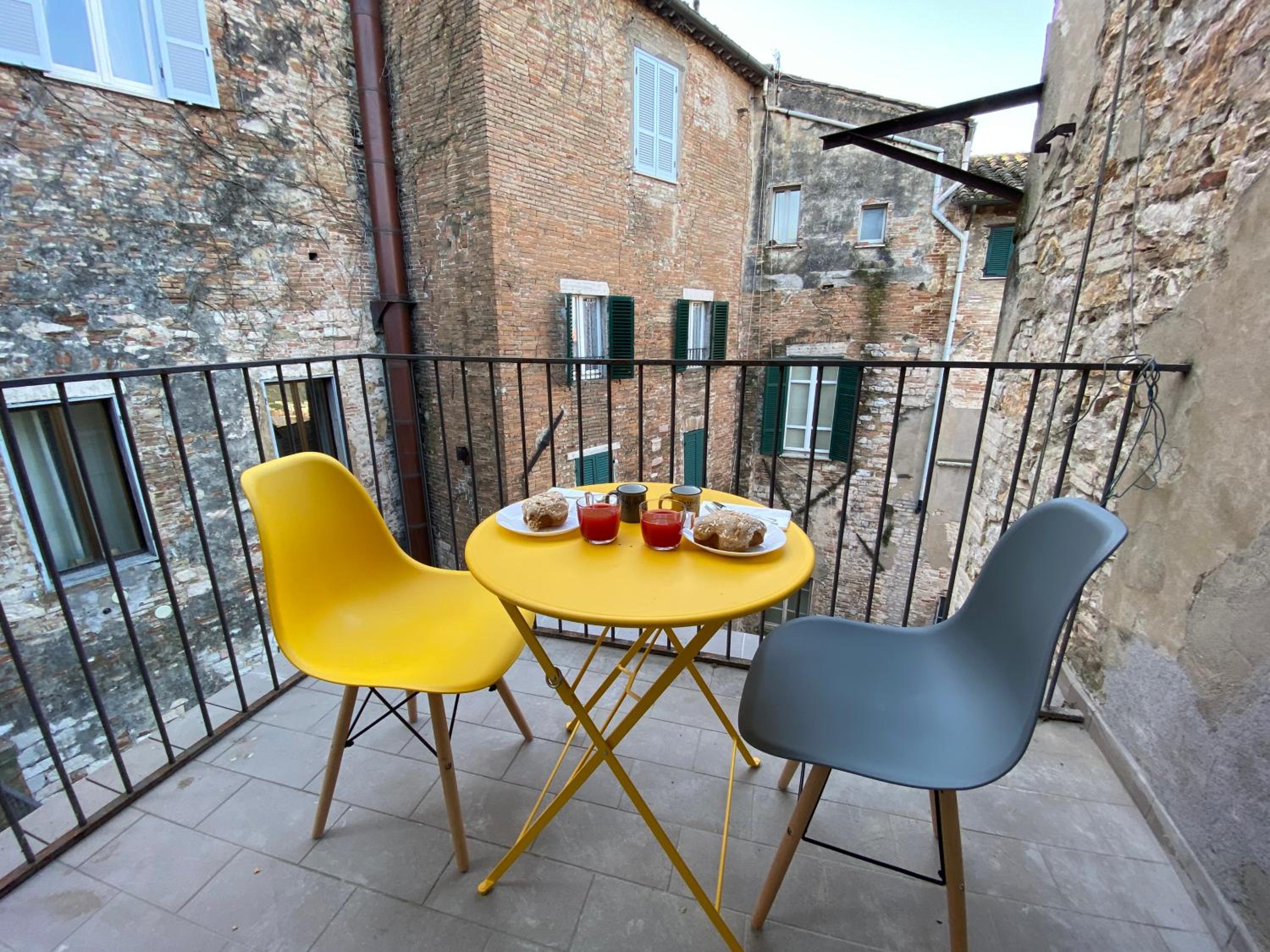 King Room with Balcony - Photo 7