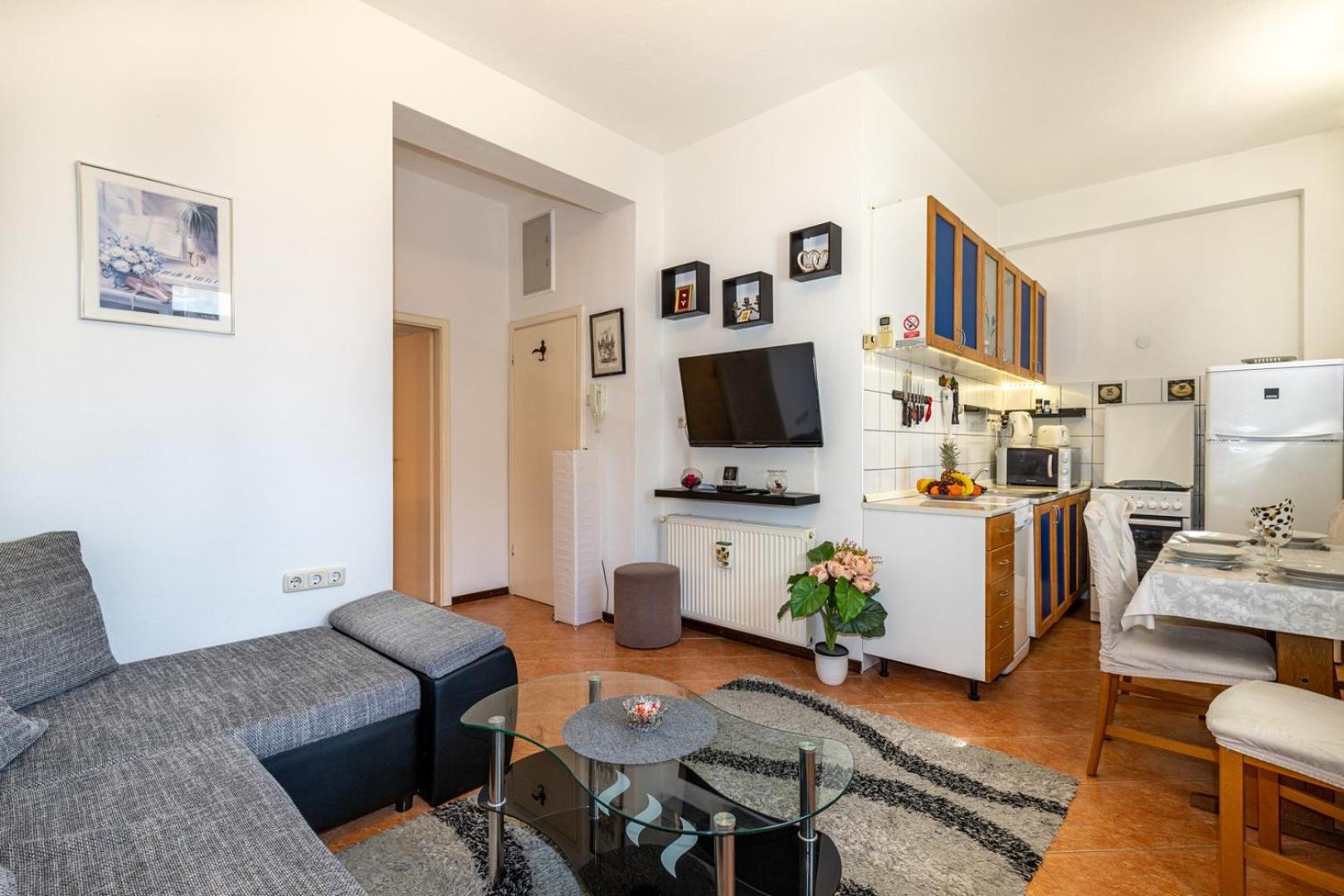 Apartment photo 2