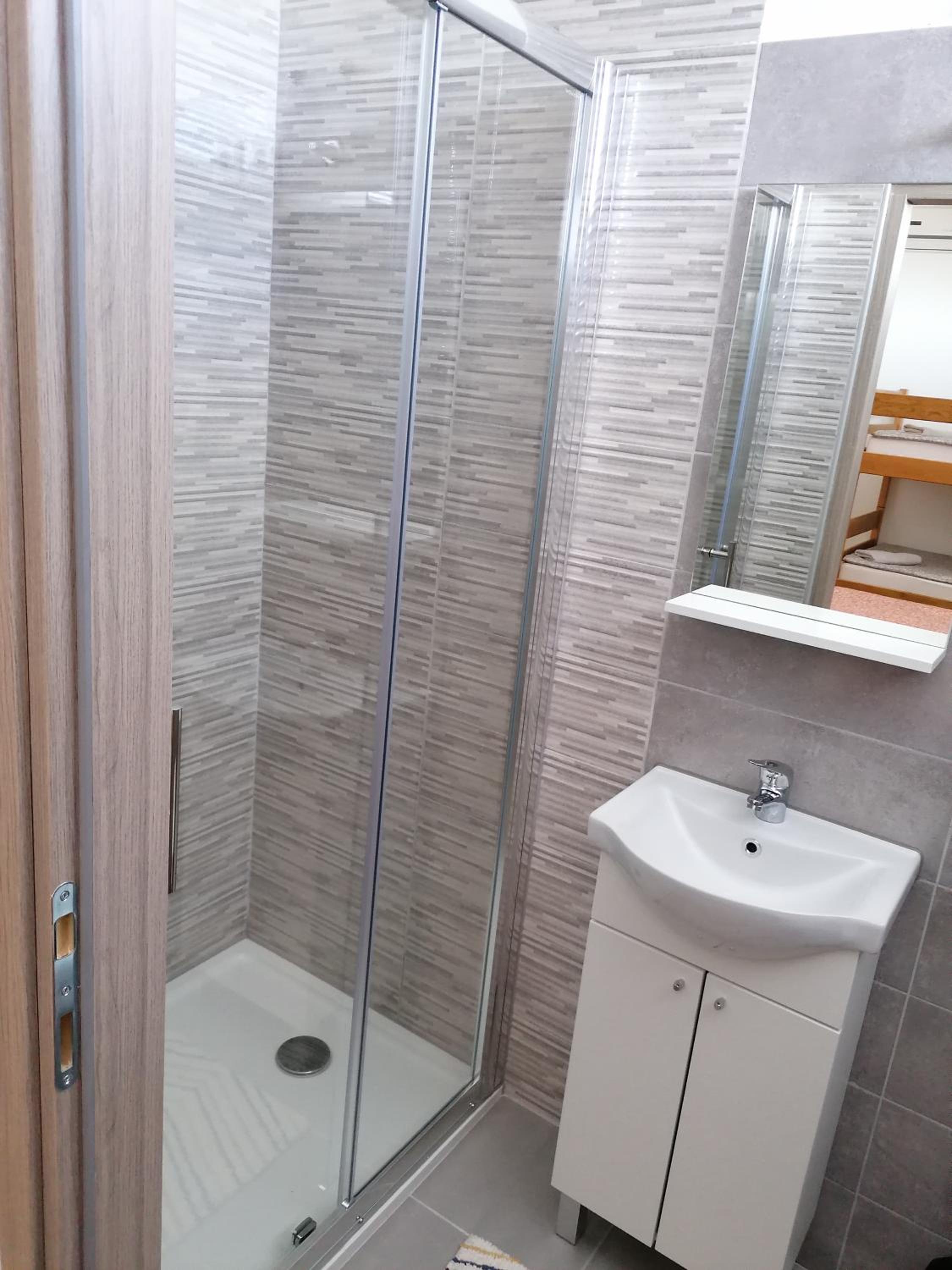 Deluxe Family Room with Private Bathroom - Photo 5