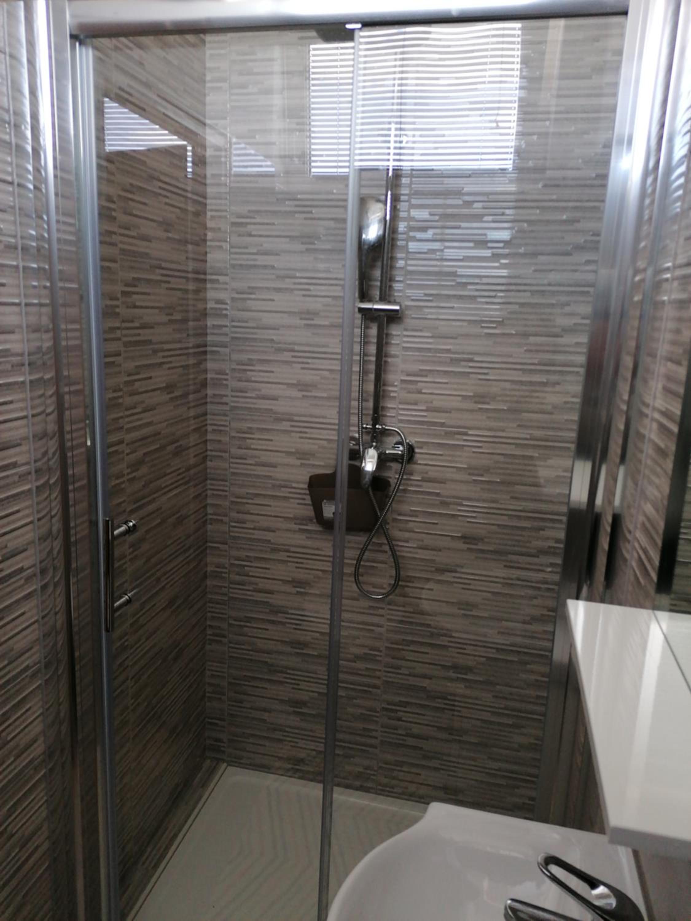 Deluxe Family Room with Private Bathroom - Photo 4