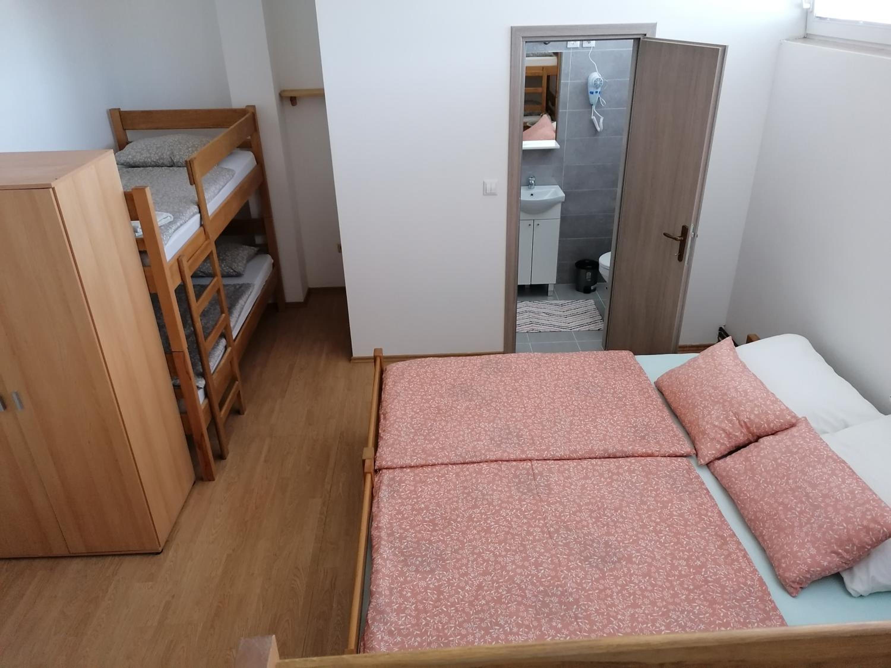 Deluxe Family Room with Private Bathroom - Photo 9