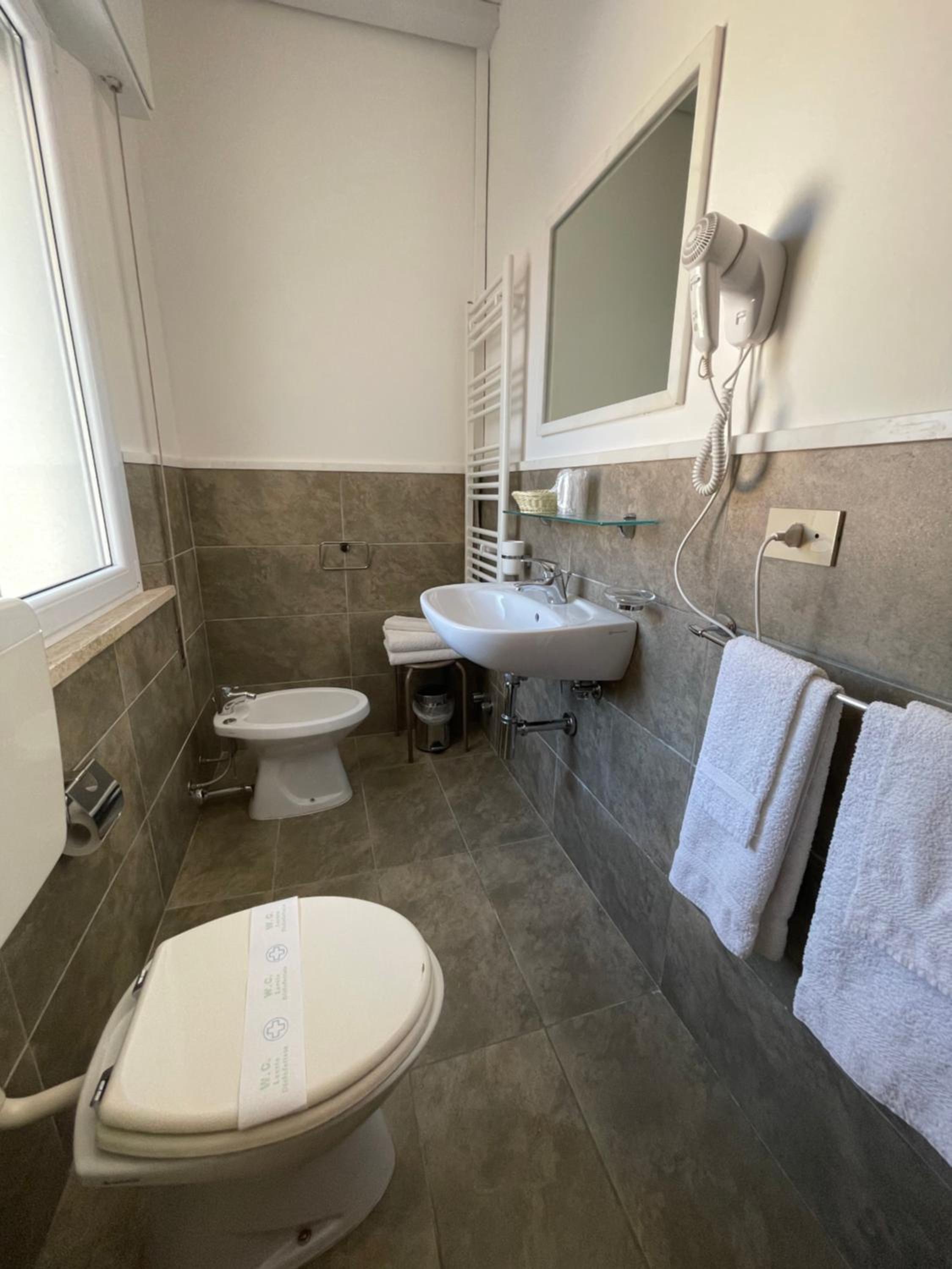 Double Room - Photo 15
