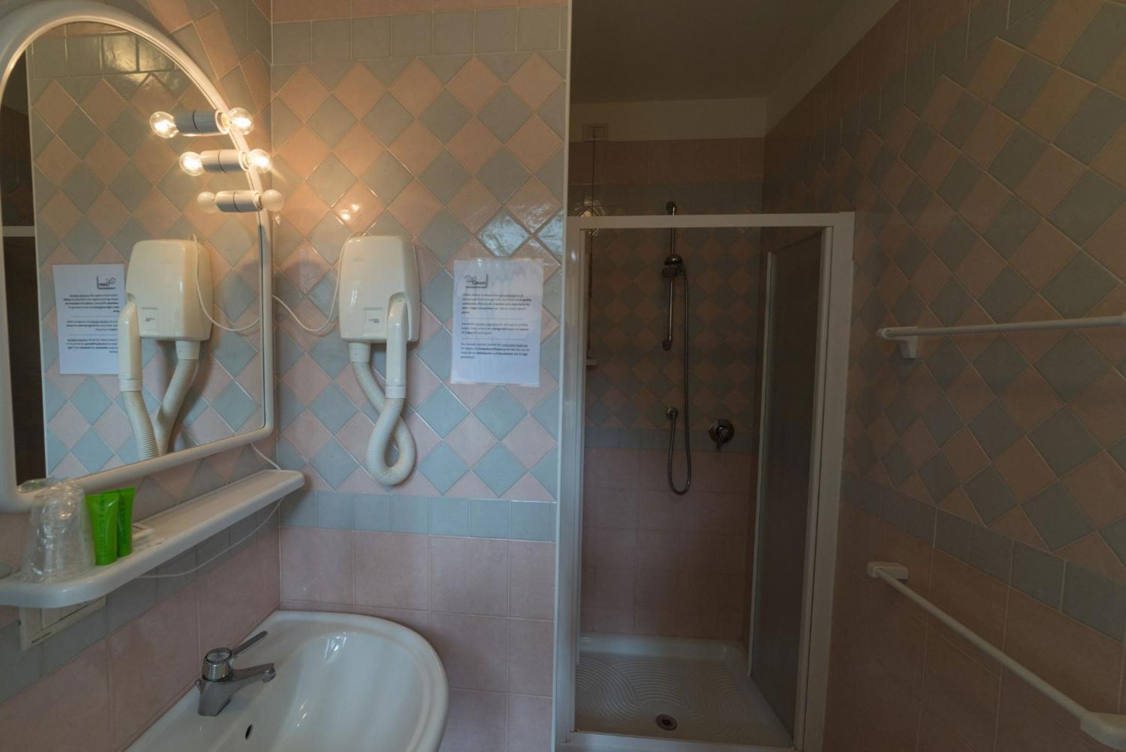 Standard Double Room - Photo 3