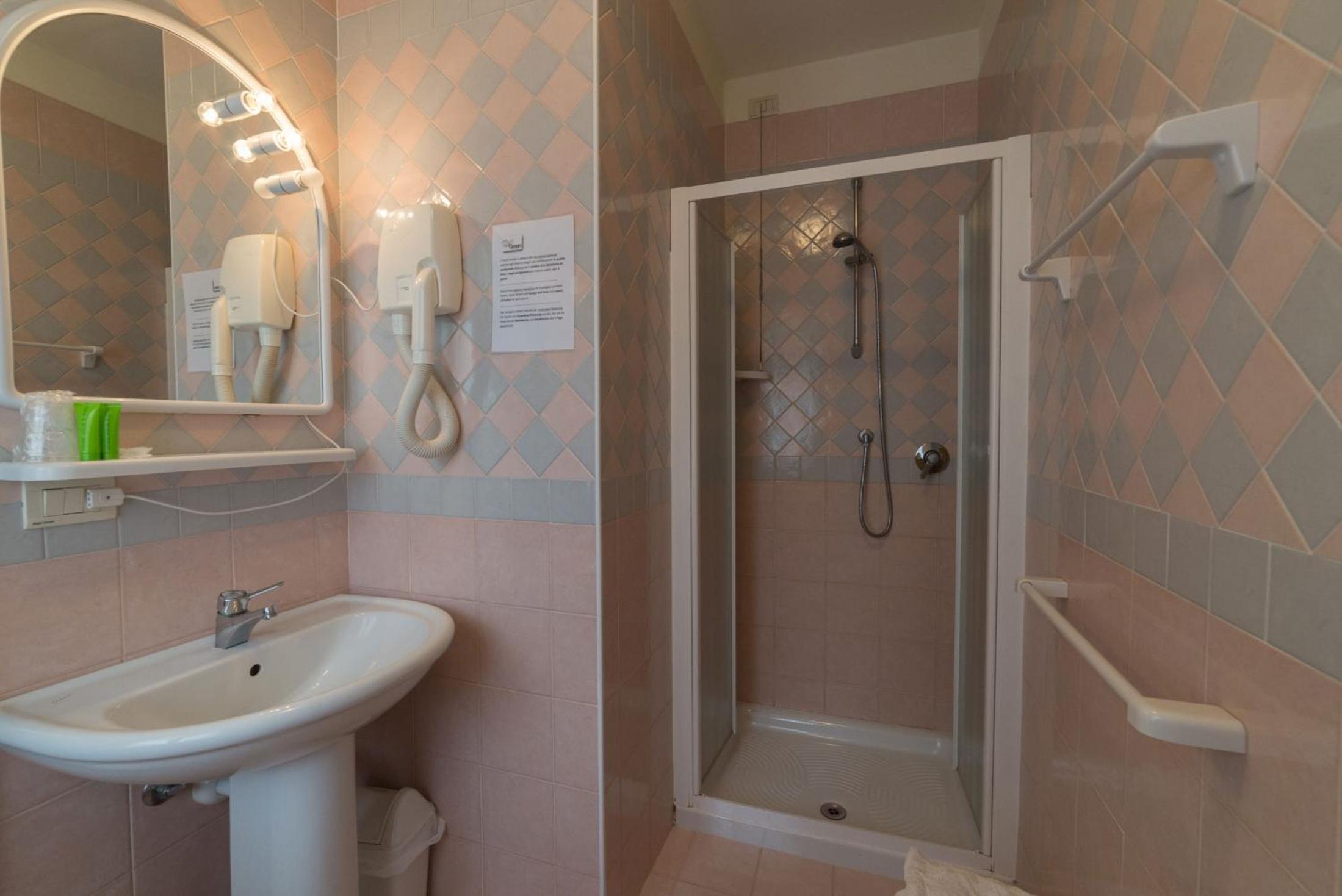 Standard Double Room - Photo 4