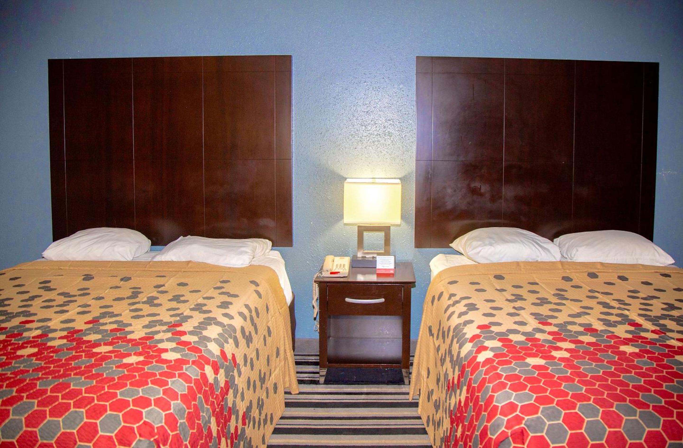 Standard Queen Room with Two Queen Beds - Non-Smoking - Photo 5