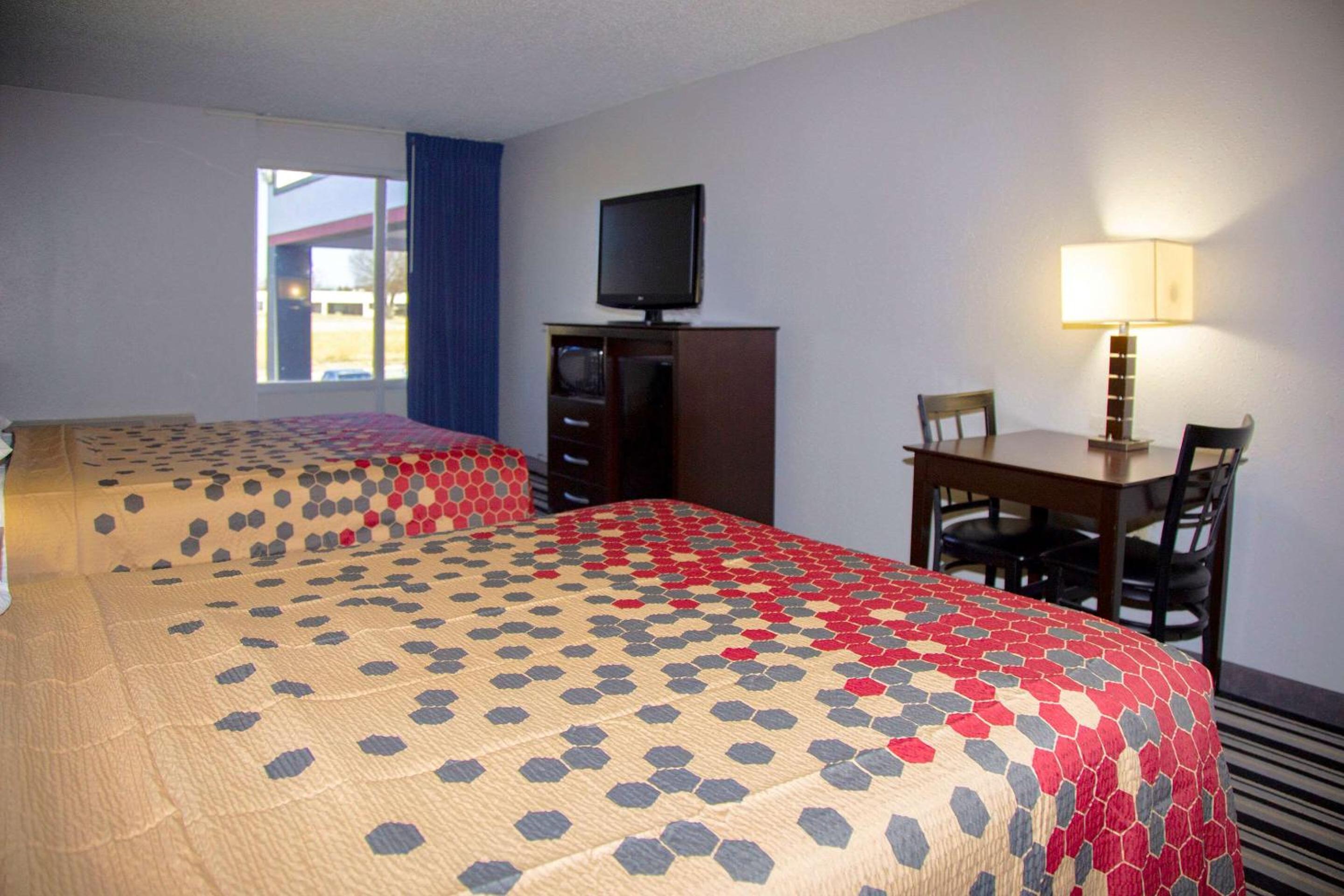 Standard Queen Room with Two Queen Beds - Non-Smoking - Photo 4
