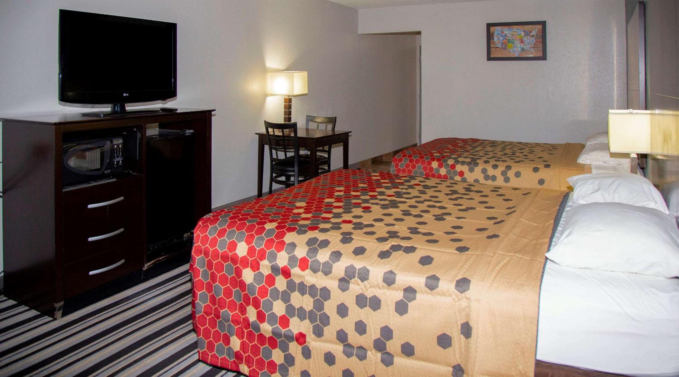 Standard Queen Room with Two Queen Beds - Non-Smoking - Photo 3
