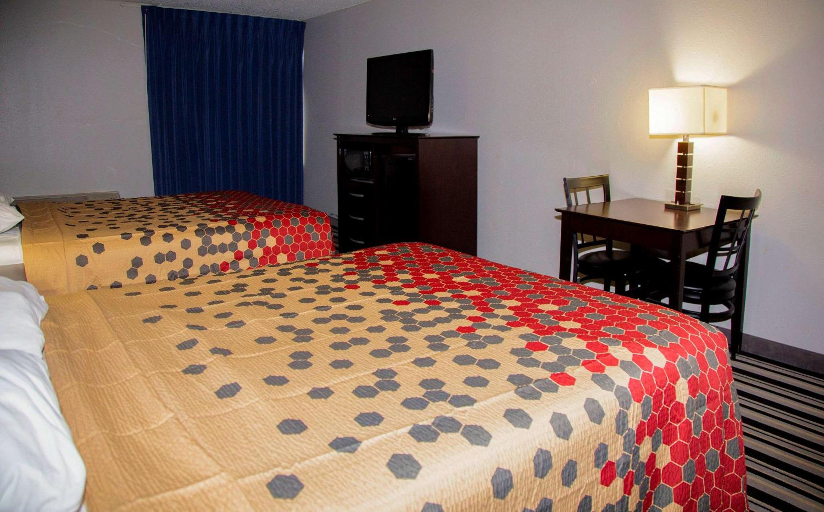 Standard Queen Room with Two Queen Beds - Non-Smoking - Photo 8