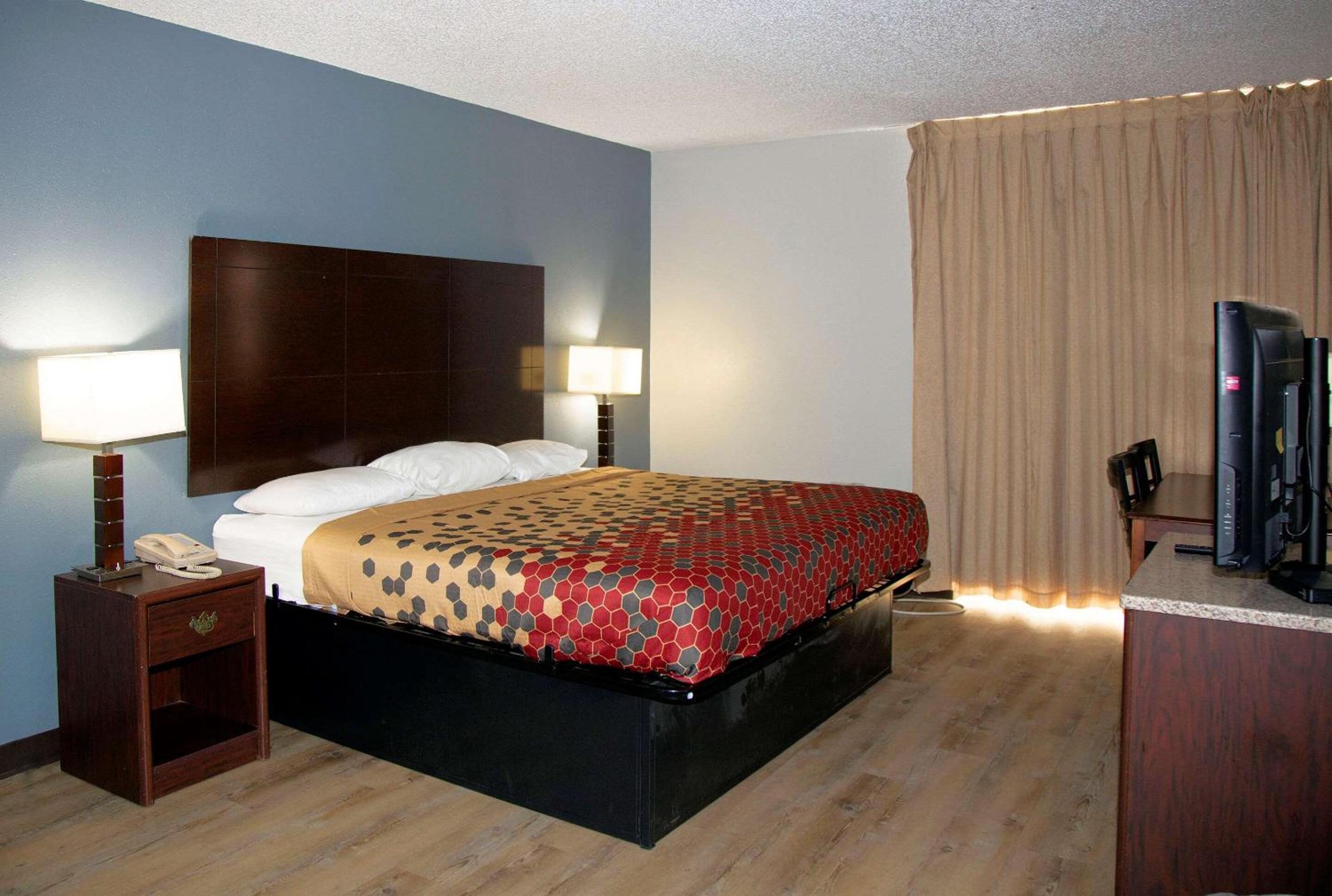 Standard King Room - Non-Smoking  - Photo 7