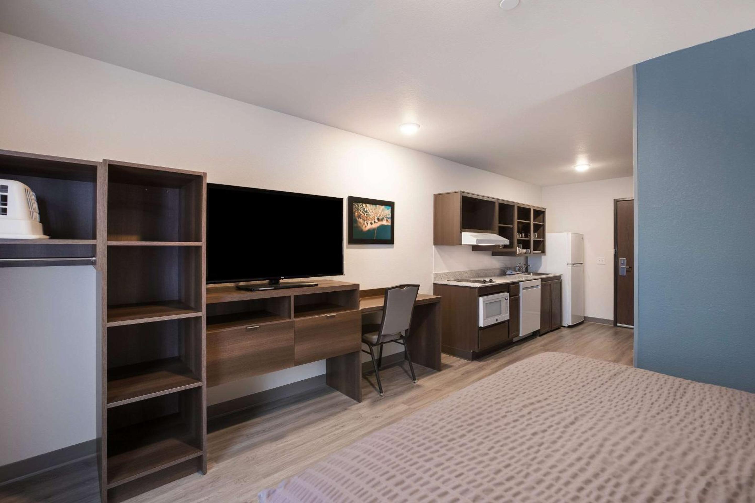 QUEEN SUITE W DISHWASHER (DISHES/COOKWARE INCLUDED) ACCESSIBLE   - Photo 1