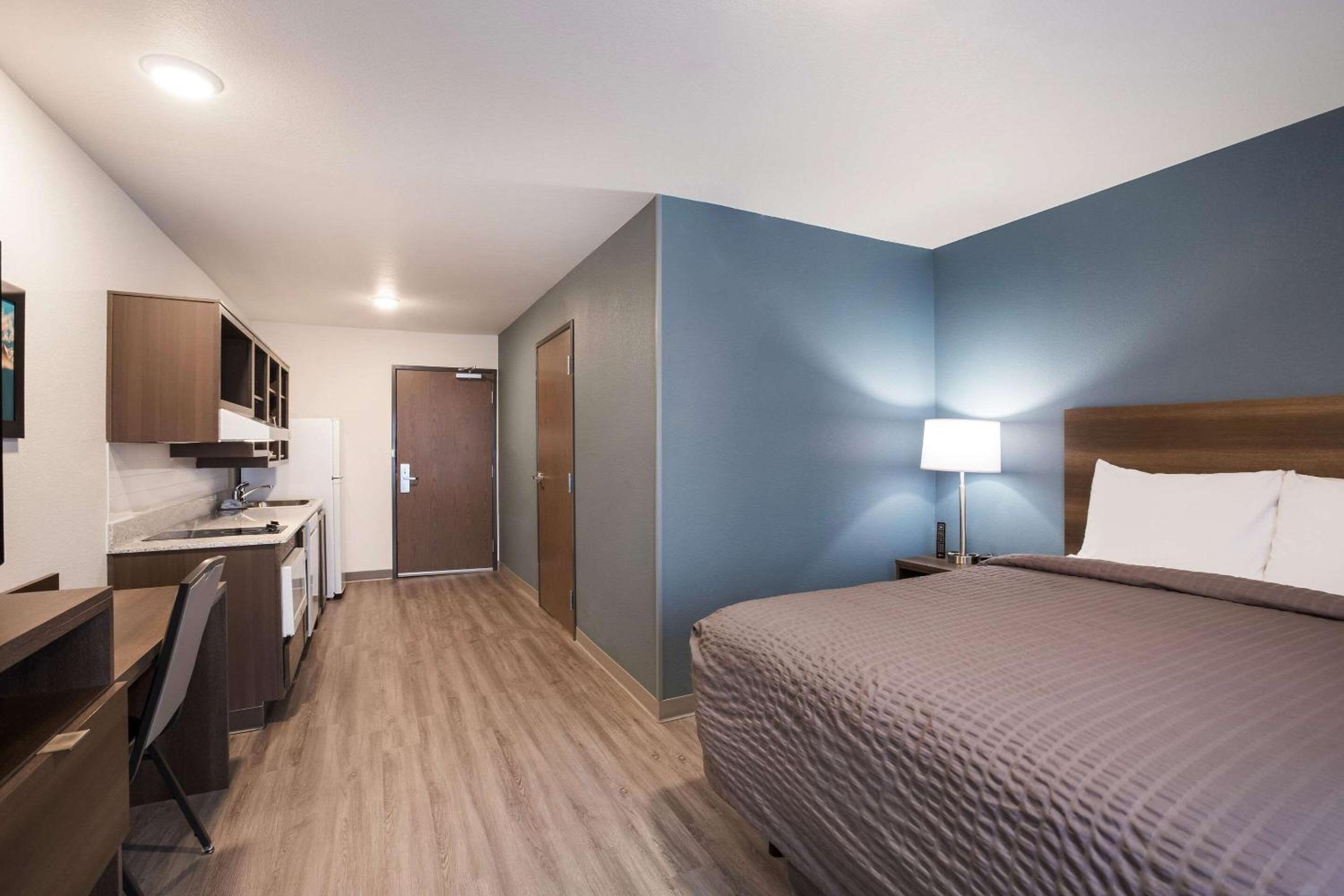 QUEEN SUITE W DISHWASHER (DISHES/COOKWARE INCLUDED) ACCESSIBLE   - Photo 6