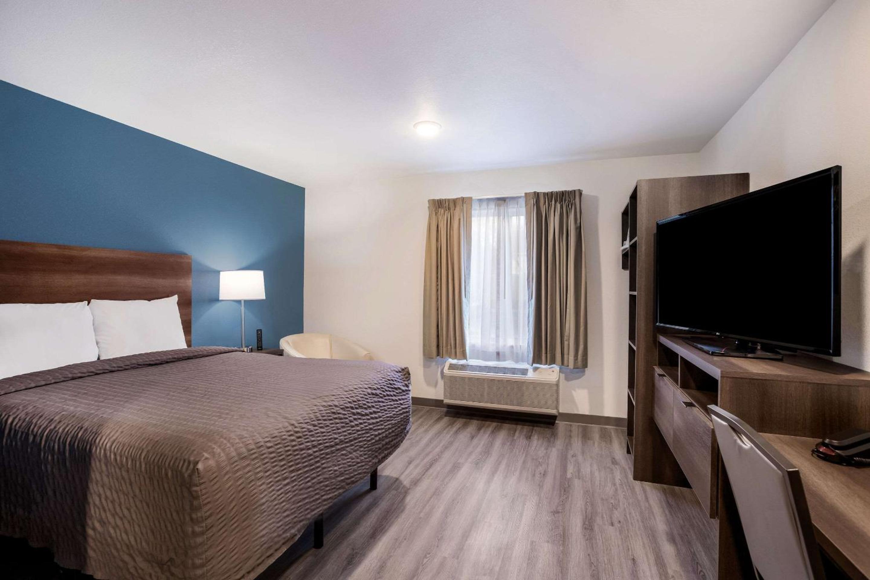 QUEEN SUITE W DISHWASHER (DISHES/COOKWARE INCLUDED) ACCESSIBLE   - Photo 5