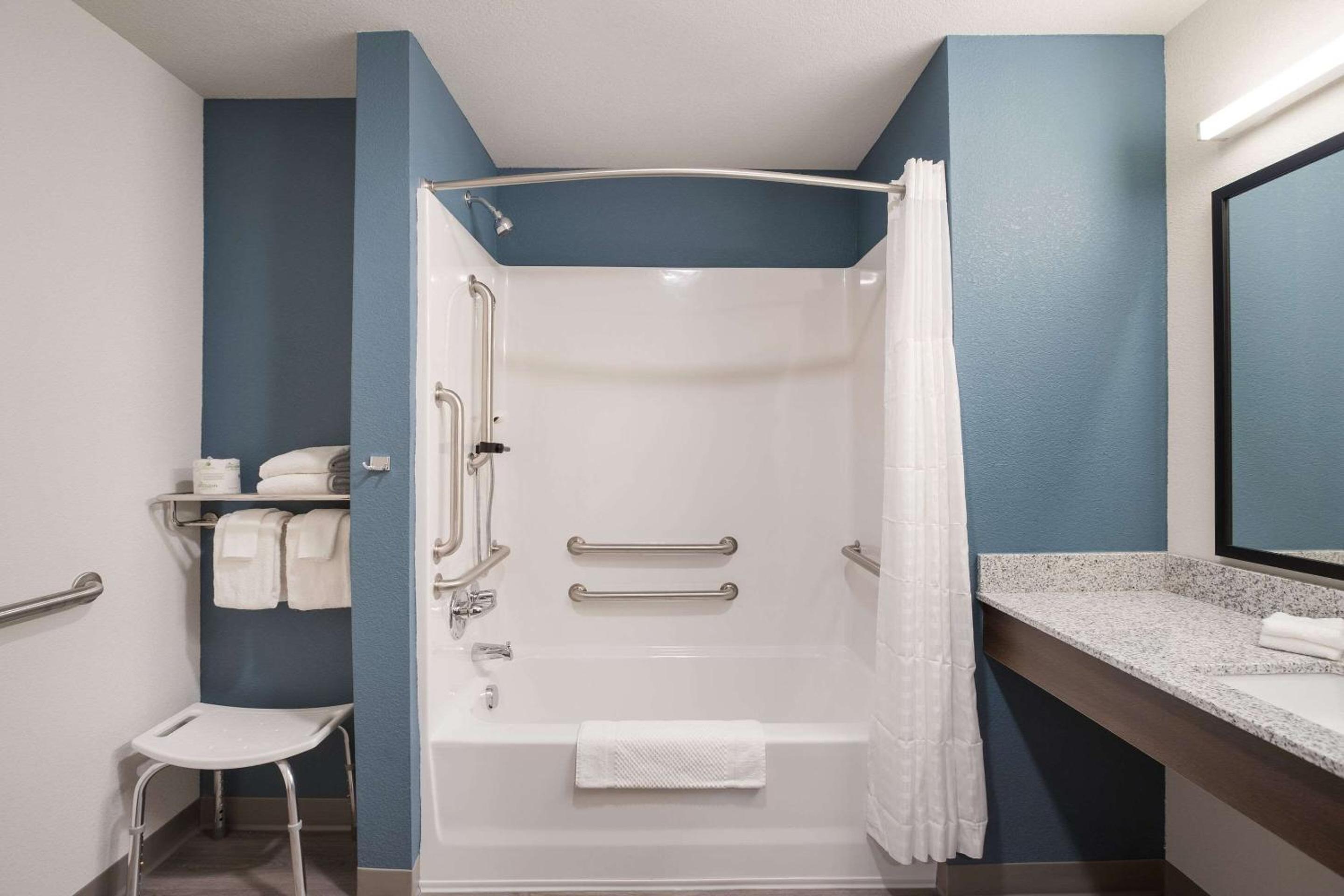 QUEEN SUITE W DISHWASHER (DISHES/COOKWARE INCLUDED) ACCESSIBLE   - Photo 4